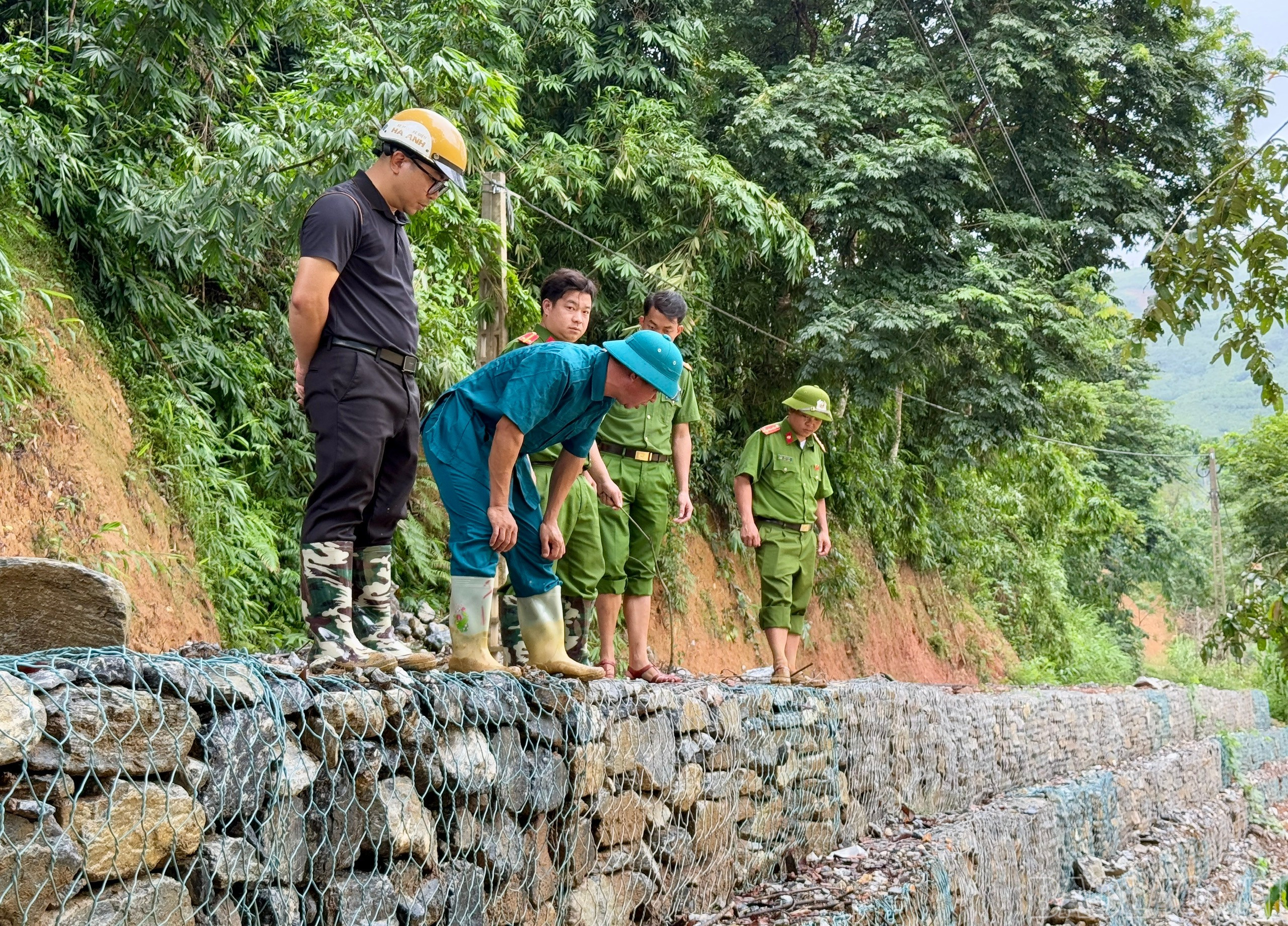 Xã Cốc Lầu chia lực lượng phụ trách từng thôn bản, "nằm vùng" tại cơ sở để kịp thời phát hiện các nguy cơ mất an toàn do thiên tai và có phương án đảm bảo an toàn cho người dân. baolaocai-br_z7092429838868-e53e2509892a56099417f1eea62d1c3d.jpg