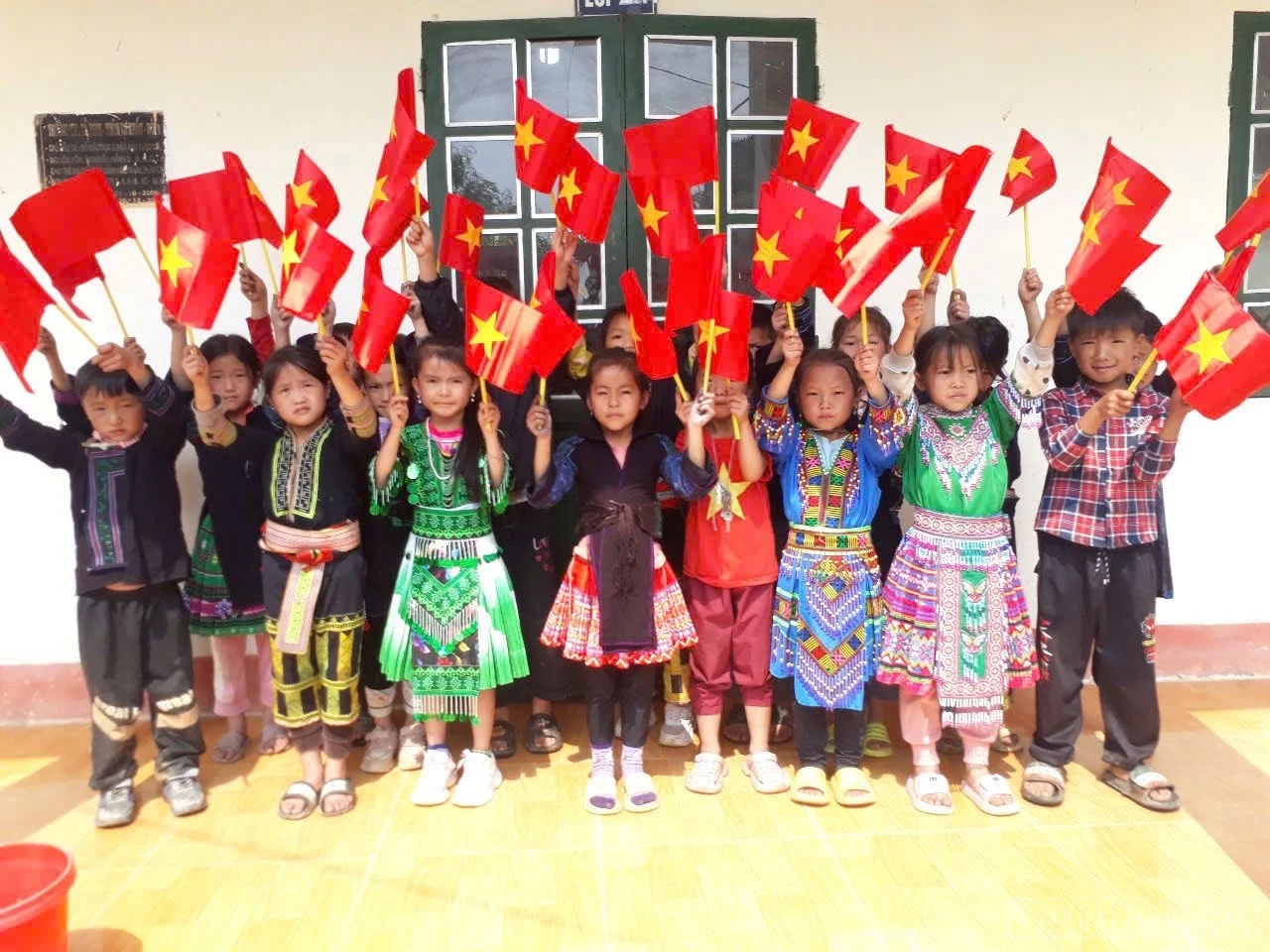 Học sinh vùng cao xã Tả Phìn (thị xã Sa Pa) hướng về ngày đại thắng của dân tộc.