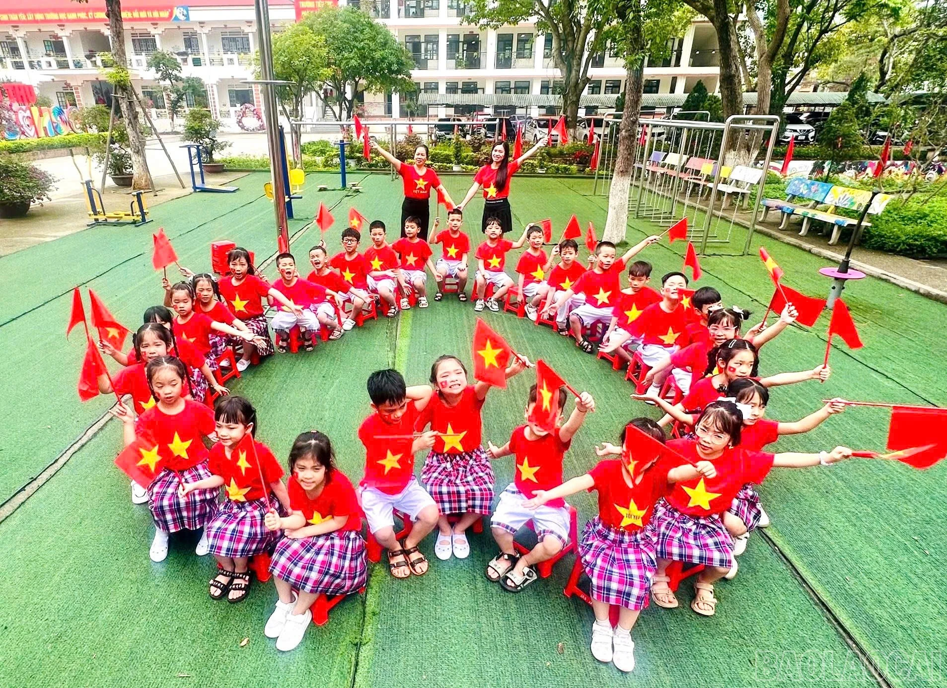 Trái tim mang màu cờ được các em nhỏ tạo hình.