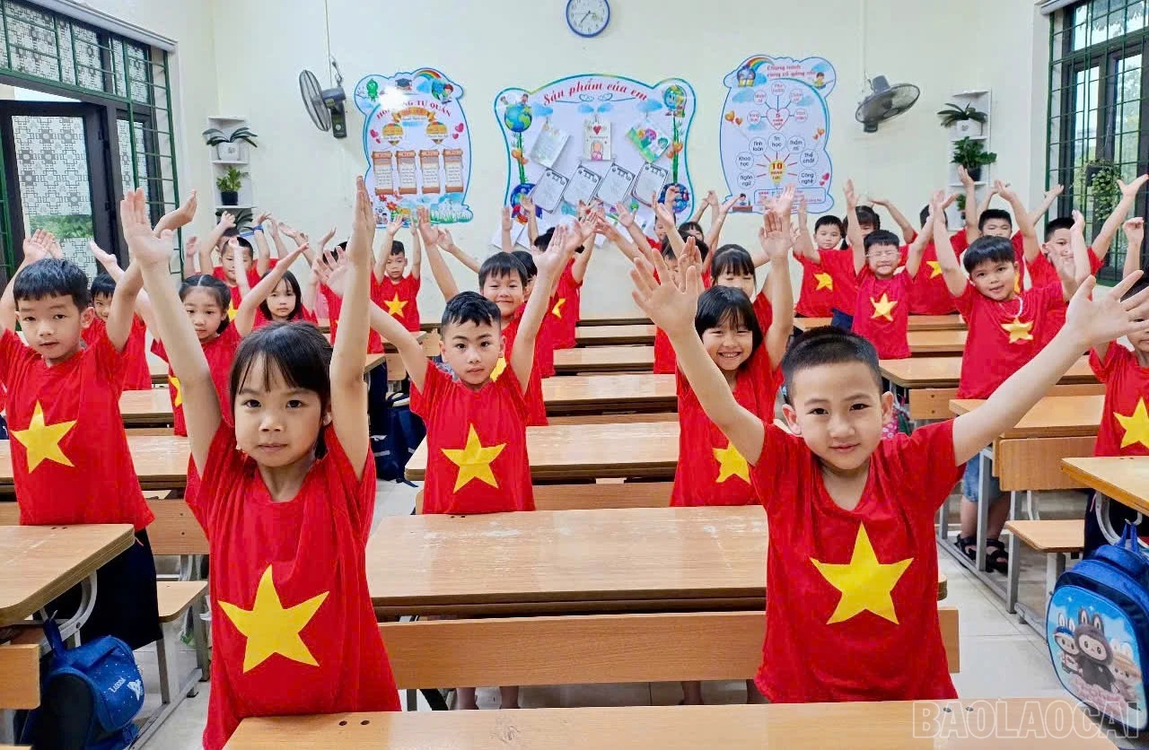 Không gian các lớp học bừng sáng bởi màu áo cờ đỏ sao vàng.