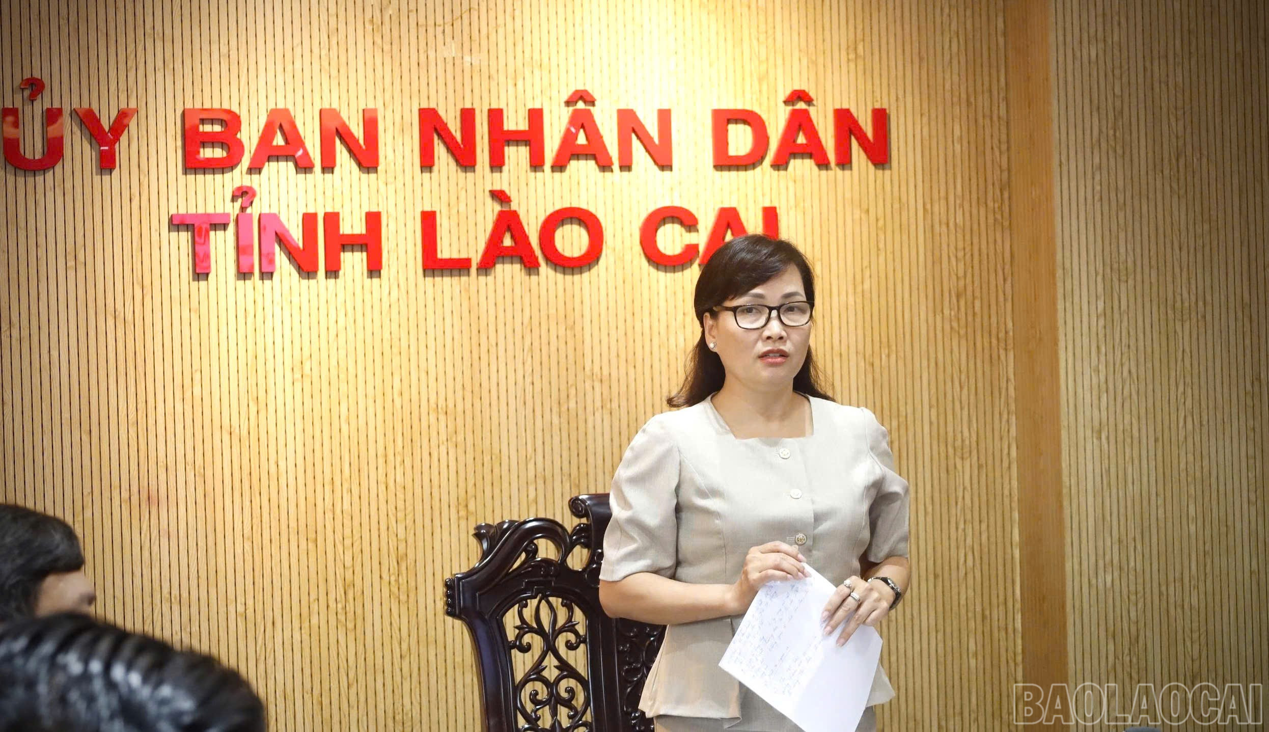 Đồng chí Nguyễn Thị Hải Anh, Giám đốc Sở Văn hóa, Thể thao và Du lịch tỉnh, Phó Trưởng Ban tổ chức Thường trực Hội chợ Du lịch quốc tế Lào Cai phát biểu tại hội nghị. baolaocai-br_z6694096311816-63d52b4621ee5ccfc991e4febe187816.jpg