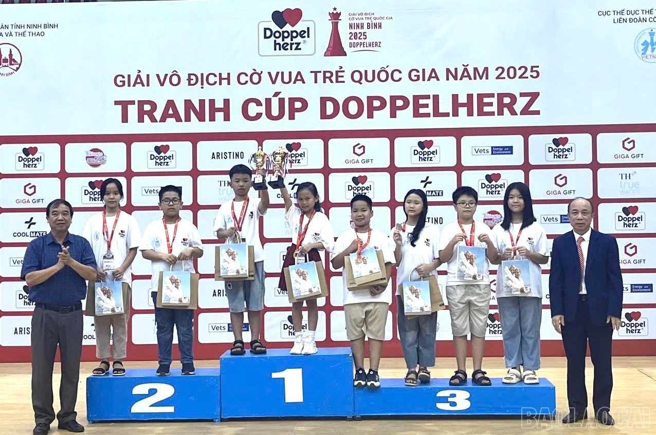 Phạm Như Ý (thứ hai từ trái sang) giành Huy chương Bạc. baolaocai-br_z6718834478670-590a350dd59393a42d0ba5e965097a1f.jpg