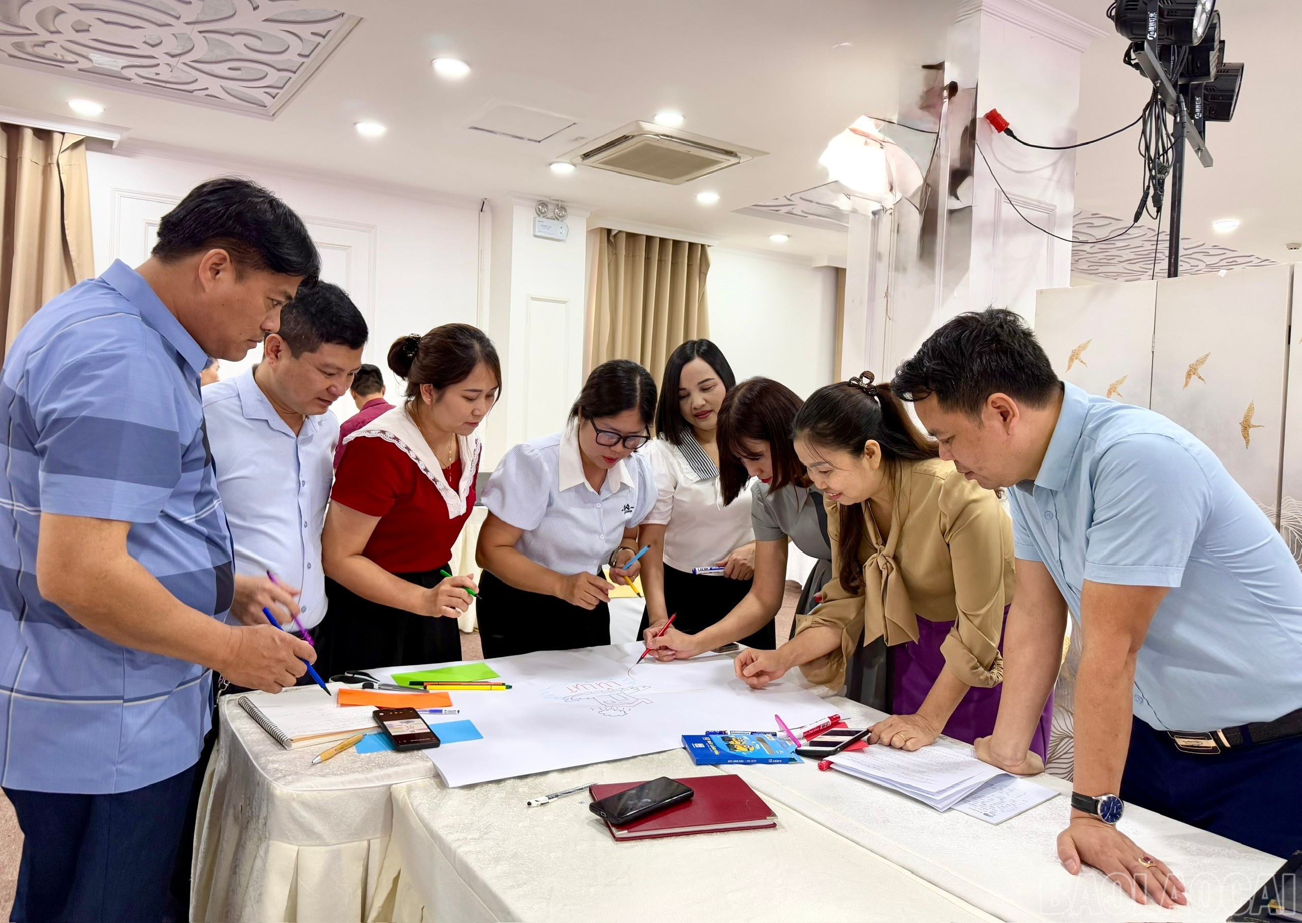 Các học viên lớp tập huấn thực hành kiến thức xây dựng mô hình trường học thông minh, thích ứng biến đổi khí hậu. baolaocai-br_z6580599574442-4fe474c86632989c8c48dbdc6e83e57d.jpg