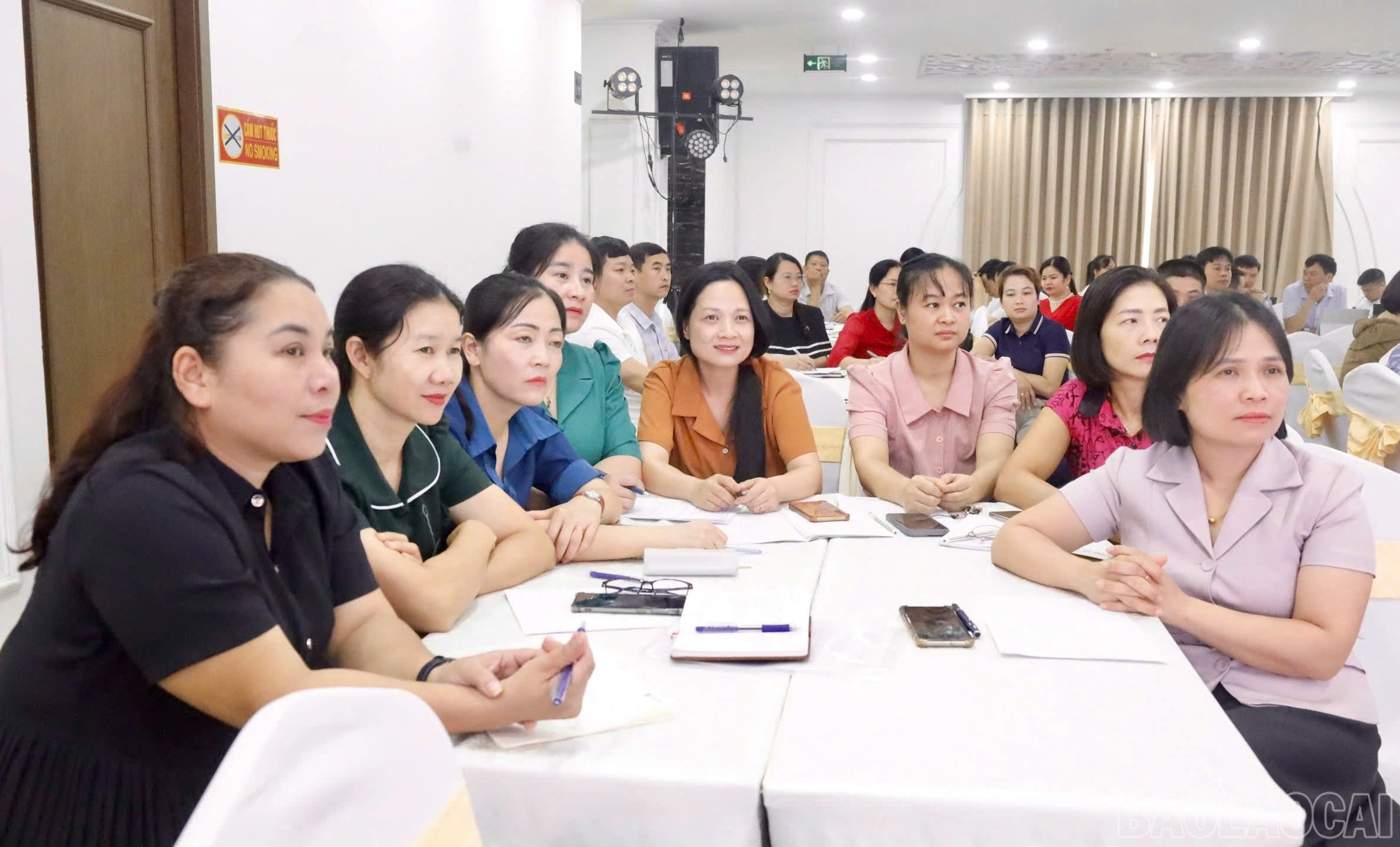 Tham gia khóa tập huấn là chuyên viên các phòng giáo dục và đào tạo, cán bộ quản lý các trường, ưu tiên các trường PTDT bán trú, trường có nhiều nguy cơ bị ảnh hưởng từ thảm họa thiên tai. baolaocai-br_z6580609462028-ae55271356e653f565fd47cb9adf913e.jpg