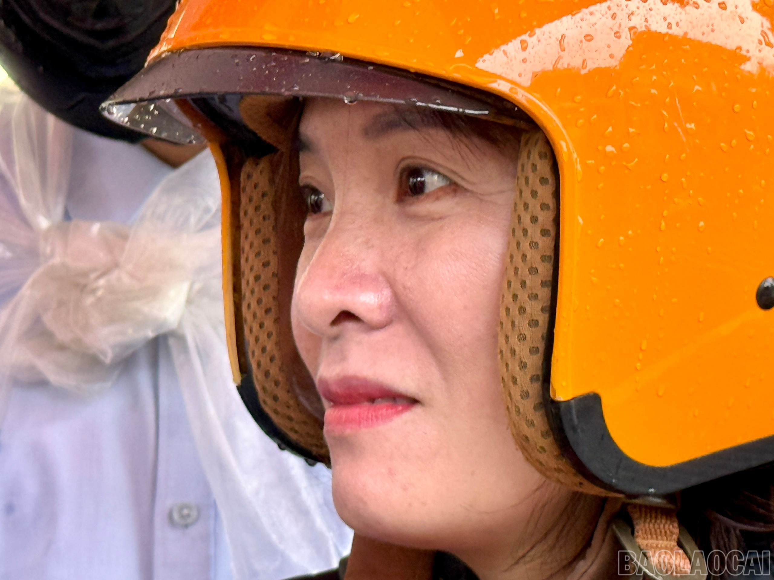 Chị Vũ Lan Hương luôn lo lắng ngoài phòng thi. baolaocai-br_z6747791639748-f8789d4ee98868d967335f5c57a5ef52.jpg