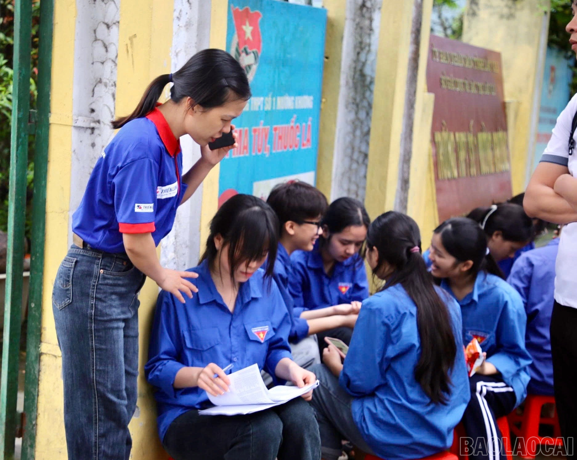 Đội tình nguyện ở điểm thi của huyện Mường Khương hỗ trợ rà soát thí sinh trước giờ thi. baolaocai-br_z6746273580489-0f42582108ba4d913cd9a48a8500c833.jpg