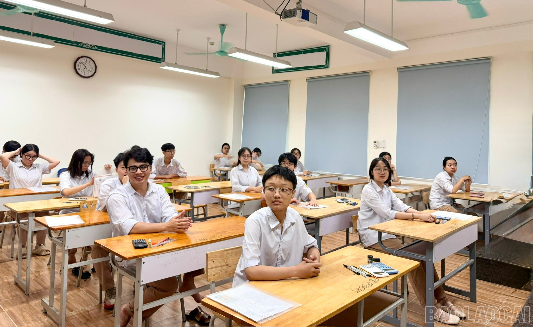 Thí sinh hồi hộp chờ đến giờ thi. baolaocai-br_z6746839332286-f9b0329a87b5ca16d0befe49129e8bd2.jpg