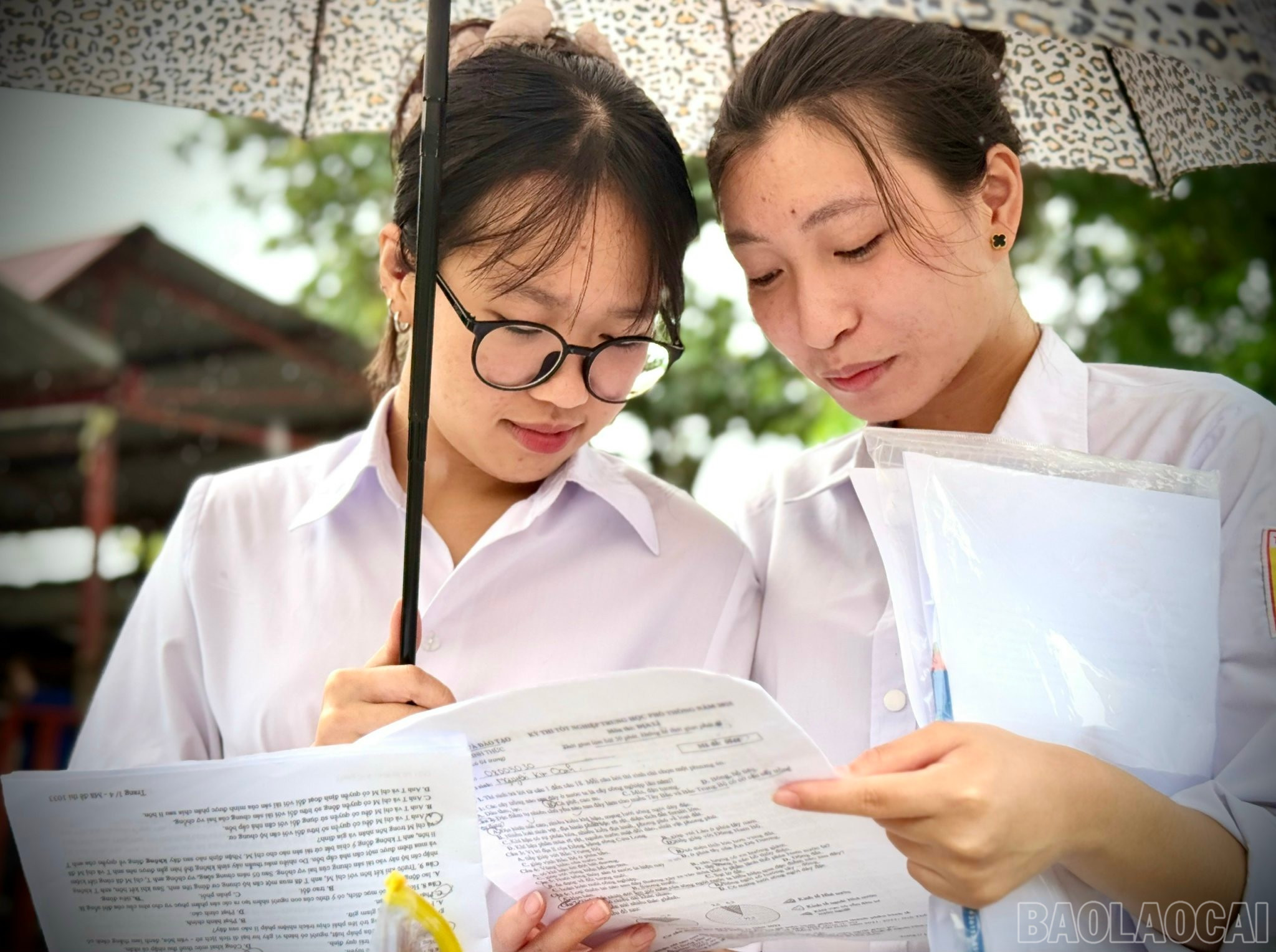 Thí sinh tranh thủ xem lại đề thi. baolaocai-br_z6746855399792-569ec184e7e858894ece71e7d81597c6.jpg