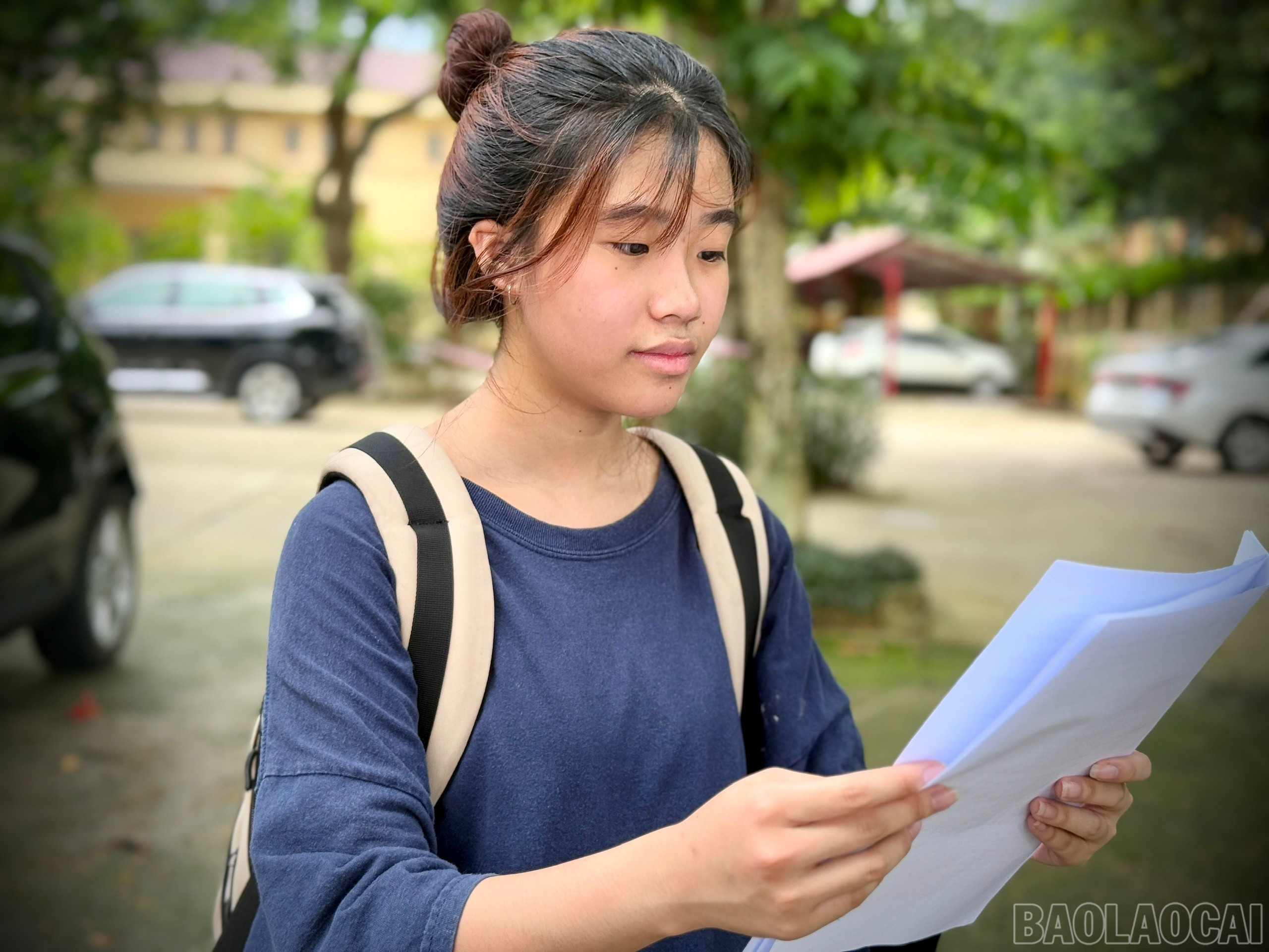 Thí sinh Nguyễn Phương Loan xem lại đề thi. baolaocai-br_z6748440112044-31e1bbe66aaa79d2b47163d4088aff1d.jpg