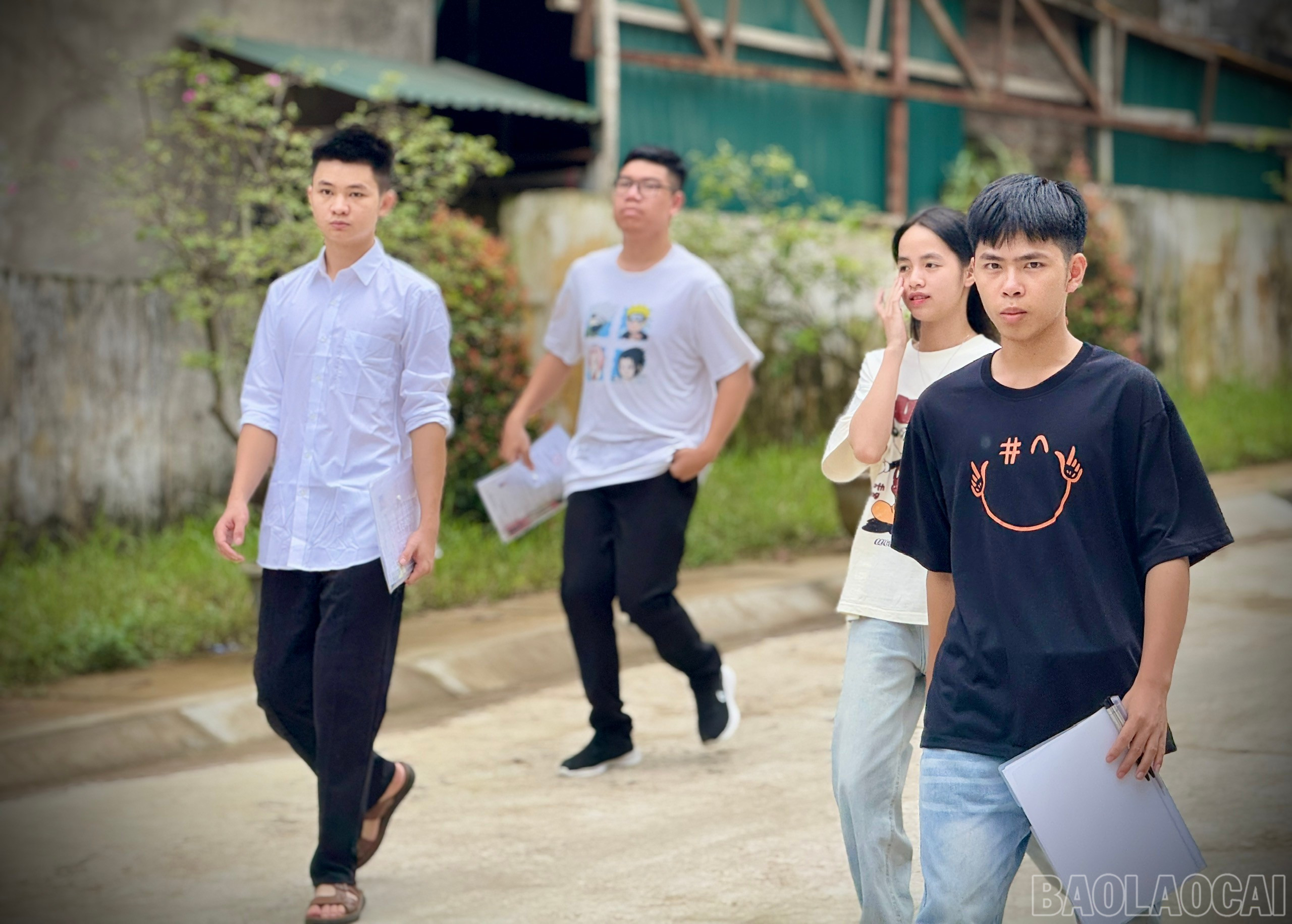 Thí sinh phấn khởi vì đã hoàn thành kỳ thi. baolaocai-br_z6748435709812-bc18aa79a1ed65c5c5132be8c152ad7e.jpg