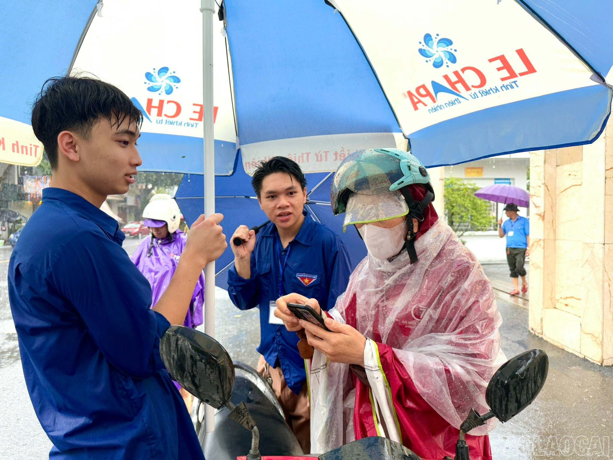Các lực lượng làm thi, hỗ trợ thi đã nỗ lực thực hiện nhiệm vụ. baolaocai-br_z6746831861504-fbf9d30552dad3d0782555acd13abac1.jpg