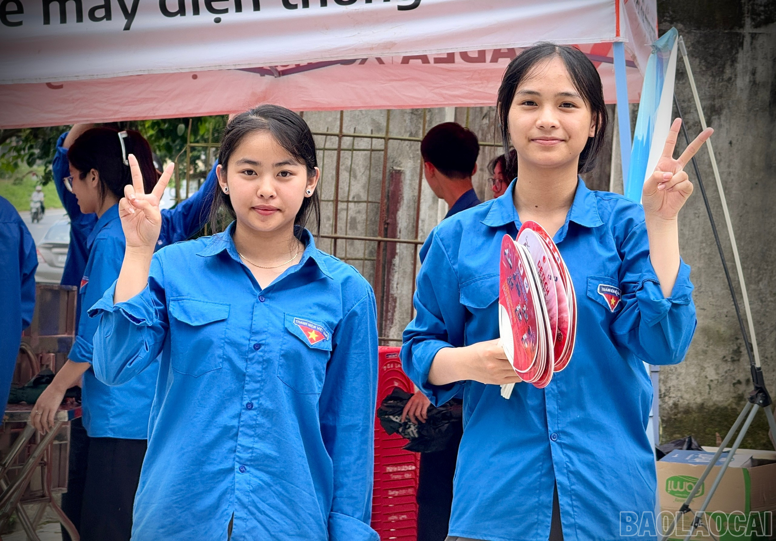 Thanh niên tình nguyện tích cực hỗ trợ thí sinh đến buổi thi cuối cùng. baolaocai-br_z6748438835511-0aa68c17df7906d60aeaa2513f155948.jpg