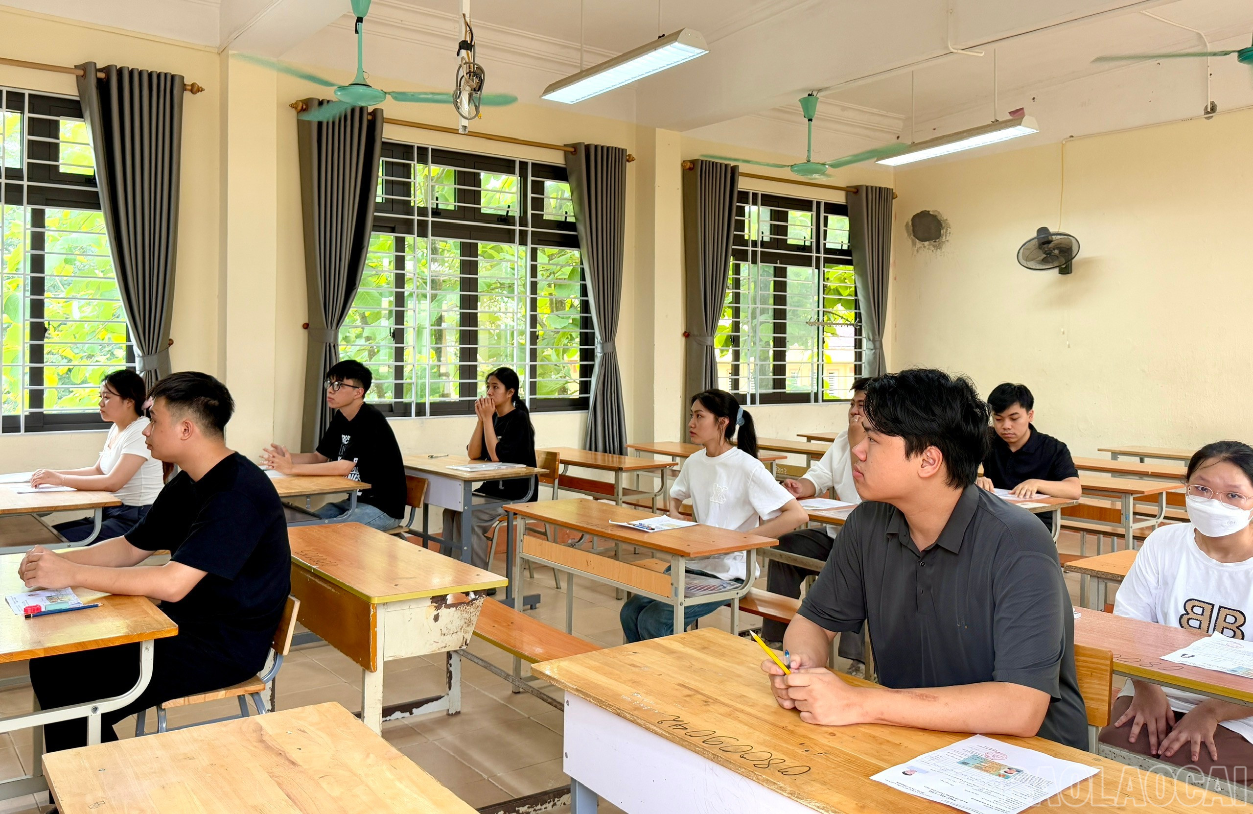 Thí sinh hồi hộp chờ đợi đến giờ thi. baolaocai-br_z6748432234328-3a4d621b5116e9bcc1e14d2ce8870b79.jpg