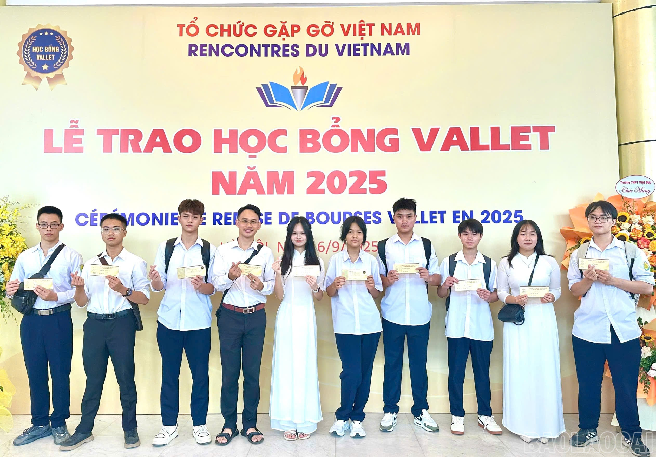 Các học sinh xuất sắc, học sinh vượt khó tỉnh Lào Cai được nhận học bổng Vallet baolaocai-br_z6985128176179-4bb9f664a89562bbc07752fb056d4e05.jpg