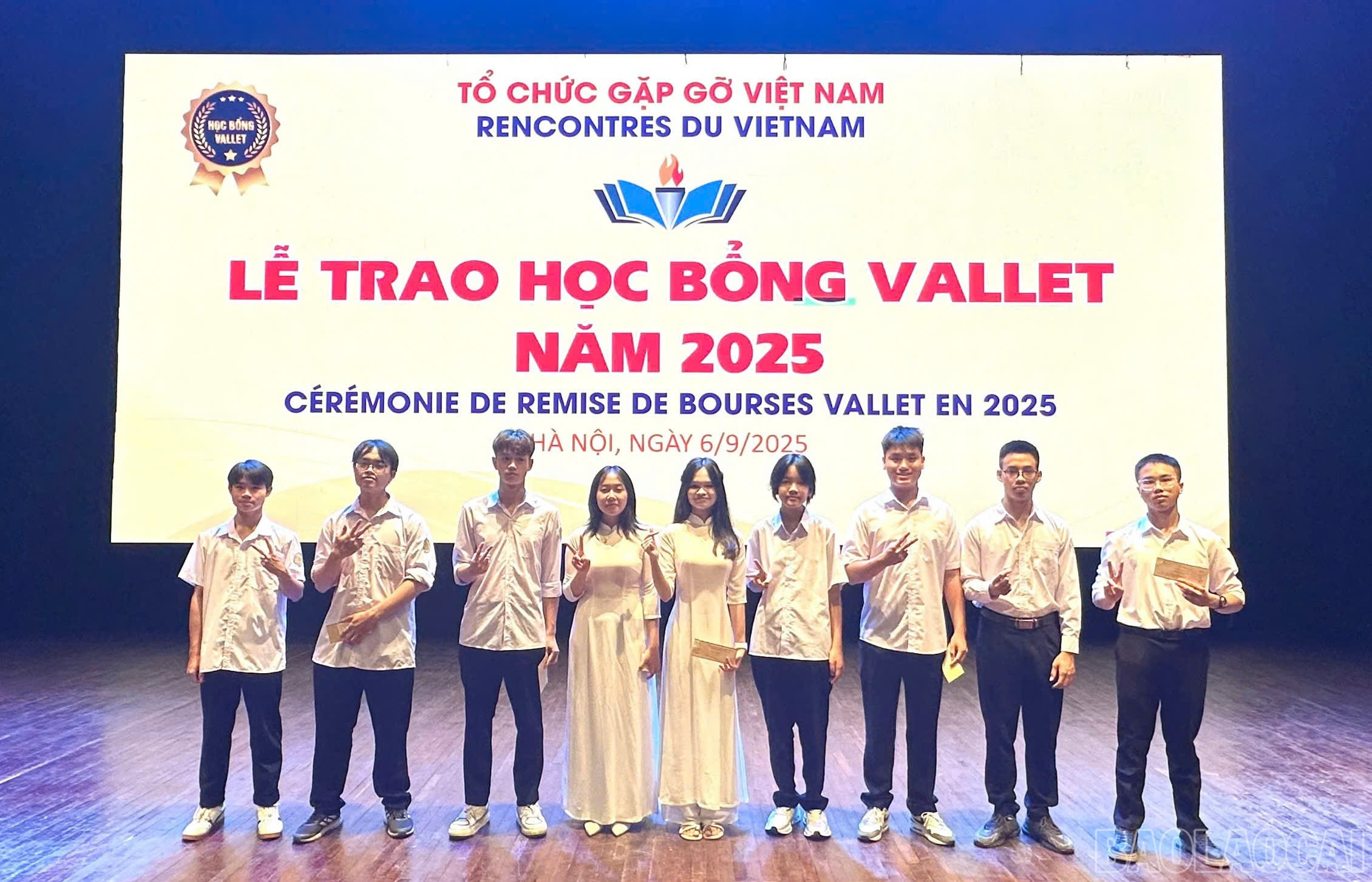 Học sinh Trường THPT Chuyên Lào Cai tại Lễ trao học bổng Vallet. baolaocai-br_z6985128181041-83a92c98649fbd1494b24431d27dd640.jpg
