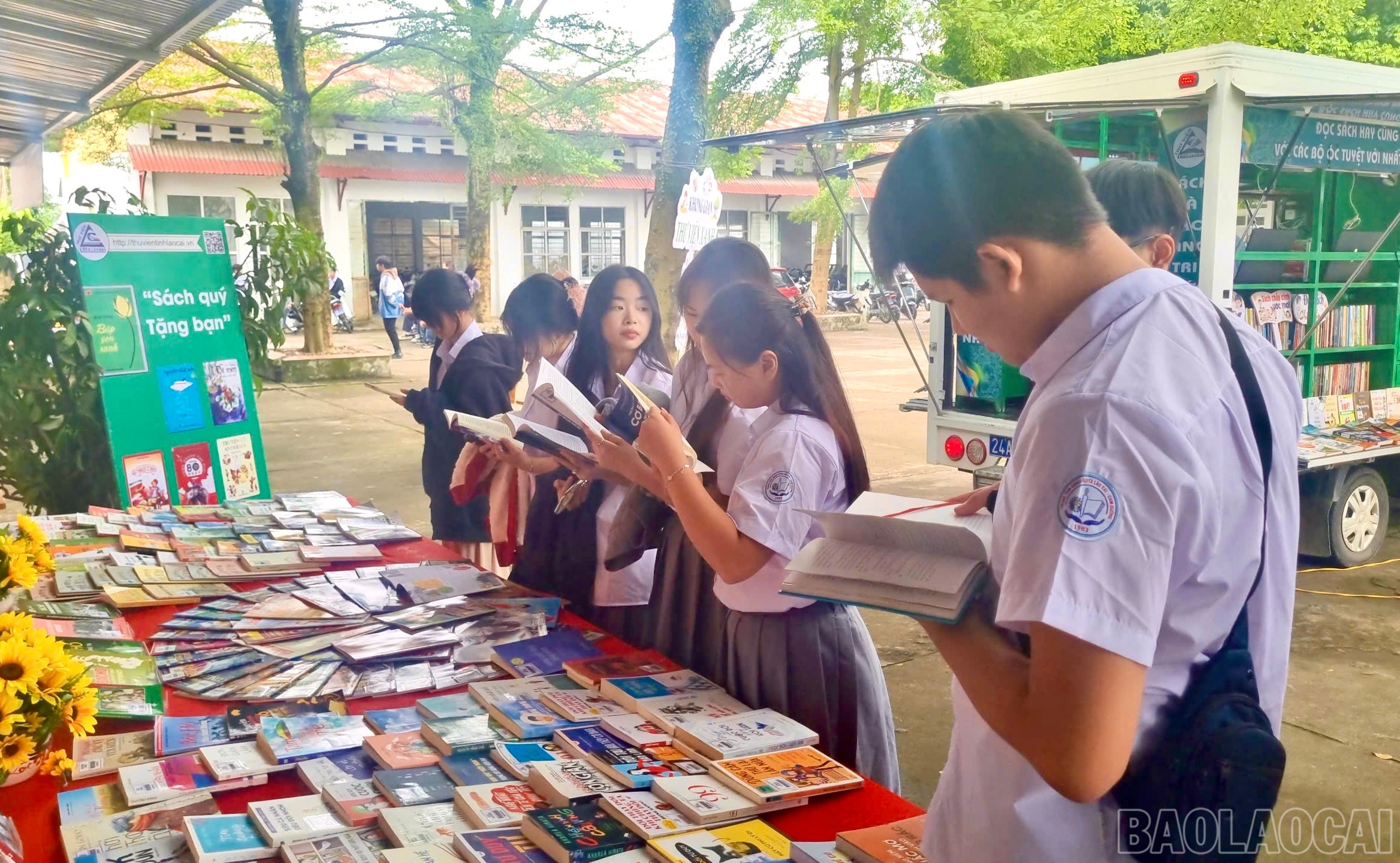Học sinh trải nghiệm tại các gian hàng thực hành kỹ năng trang trí, cắm hoa, làm đẹp và đọc sách, báo tại thư viện lưu động của Thư viện tỉnh. baolaocai-br_z7153969370536-21f4ec0359f706df1afa91ede0d12f91.jpg