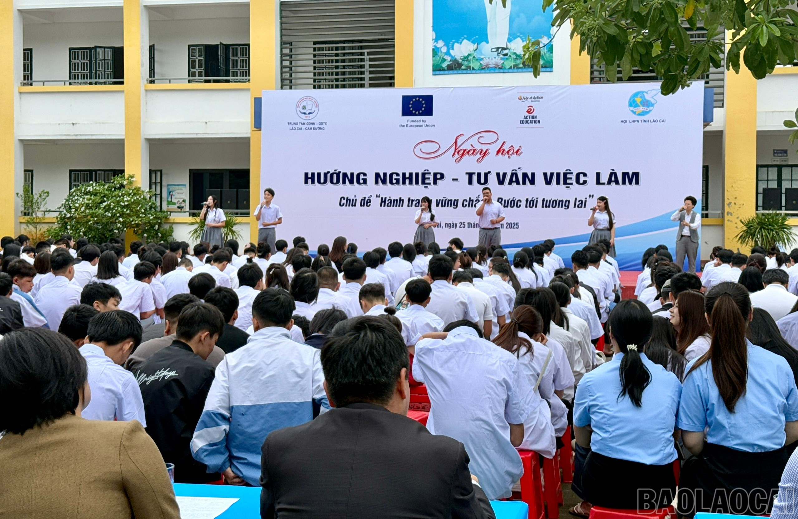 Quang cảnh ngày hội. baolaocai-br_z7153966932000-500577ce21b509be0f8a42b730b6287b.jpg