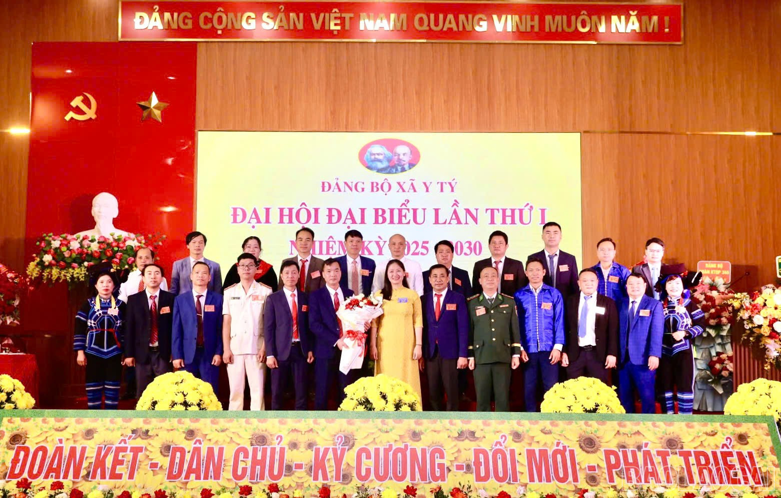 Ban Chấp hành Đảng bộ xã Y Tý nhiệm kỳ 2025 - 2030 ra mắt tại Đại hội. baolaocai-br_z6899355505972-987a065cb4af5d83a989f1aa992700f6.jpg