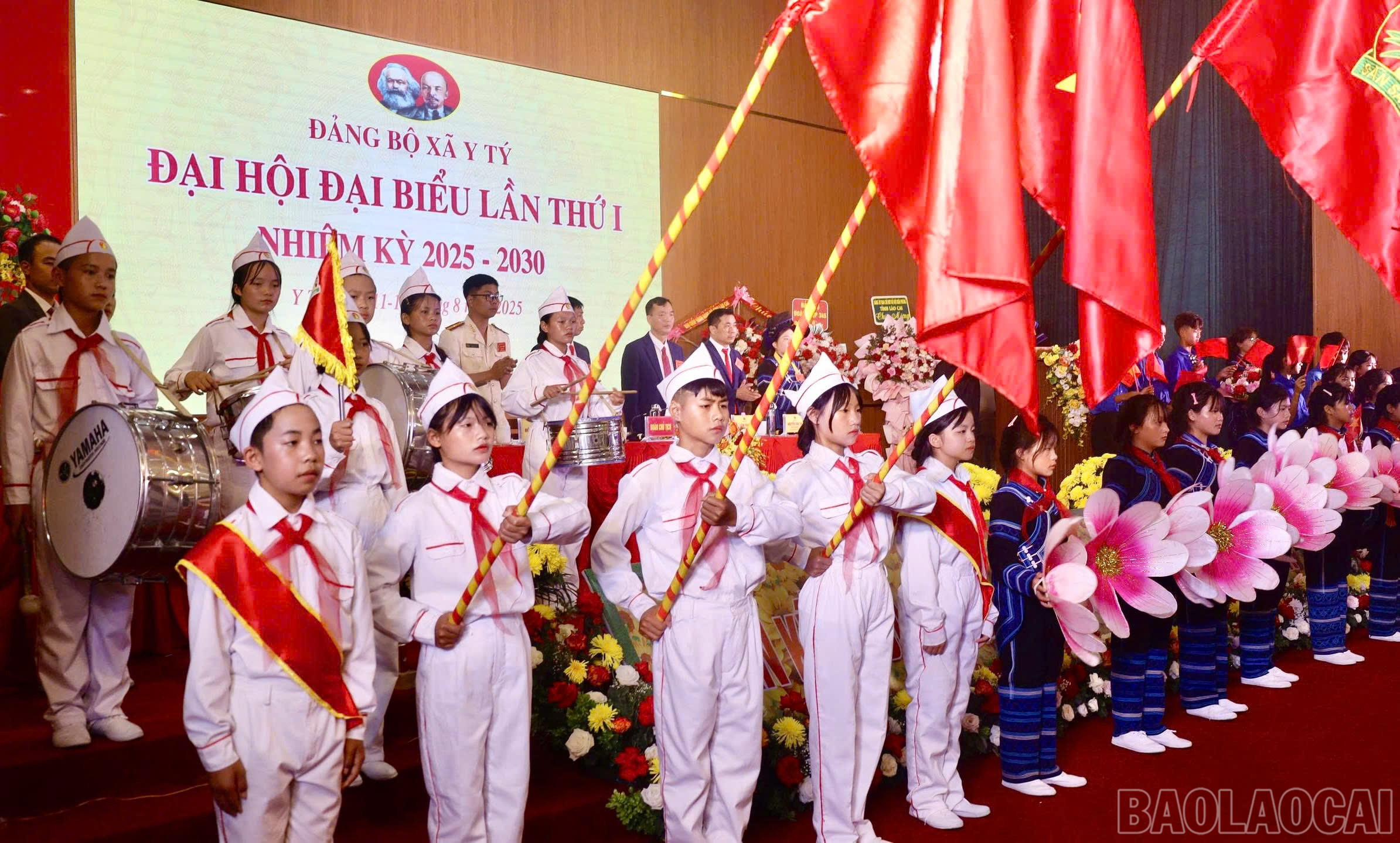 Đoàn đại biểu thanh, thiếu niên xã Y Tý chào mừng Đại hội. baolaocai-br_z6899355470394-065a3ee31f1c816e6b0cb7c6a1953cc9.jpg