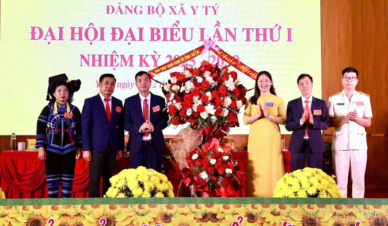 Đồng chí Đoàn Thị Thanh Tâm - Phó Trưởng ban Thường trực BanTuyên giáo và Dân vận Tỉnh ủy tặng hoa chúc mừng Đại hội. baolaocai-br_z6899355503016-ae85ab2fd578f00726e9ca4fbb8dd687.jpg