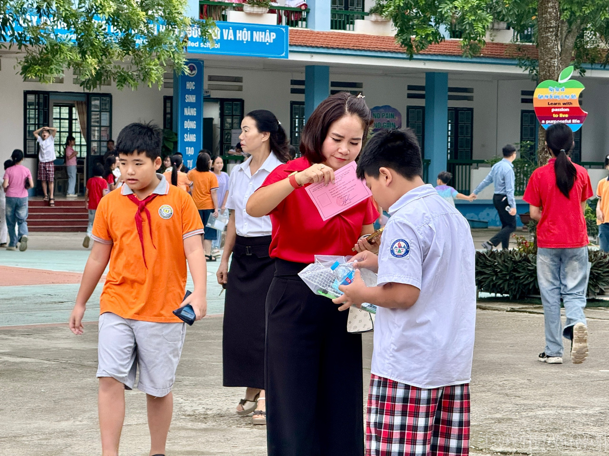 Les enseignants guident les étudiants pour préparer le matériel nécessaire avant de passer l'examen. baolaocai-br_z6642827176668-32012b67112e393e917af96937a47cd2.jpg