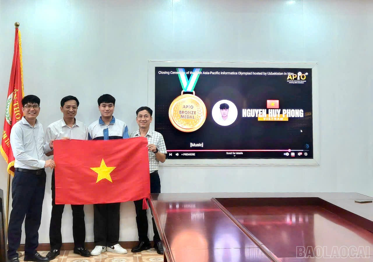 Nguyen Huy Phong gewann bei der Asien-Pazifik-Informatik-Olympiade eine Bronzemedaille. baolaocai-br_z6644729019264-26f96eea1089336d2c7496aca1b57aeb.jpg