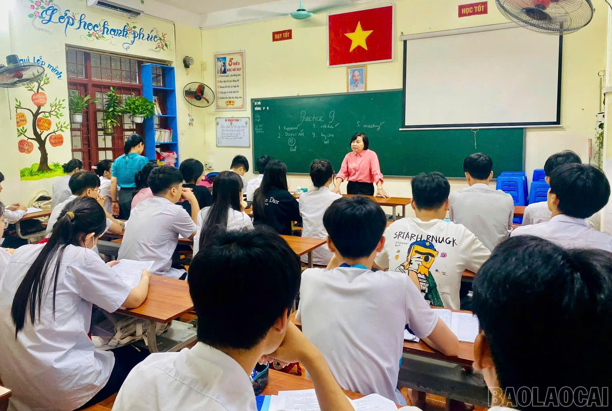 Các trường THCS tại thành phố Lào Cai đang tích cực hướng dẫn học sinh đăng ký trên phần mềm tuyển sinh vào 10, đặc biệt đối với những em muốn đổi nguyện vọng sang Trường THCS và THPT Bắc Cường (thành phố Lào Cai). baolaocai-br_z6643522325869-a31165e0a0babf68a6ef6e2c5575c662.jpg