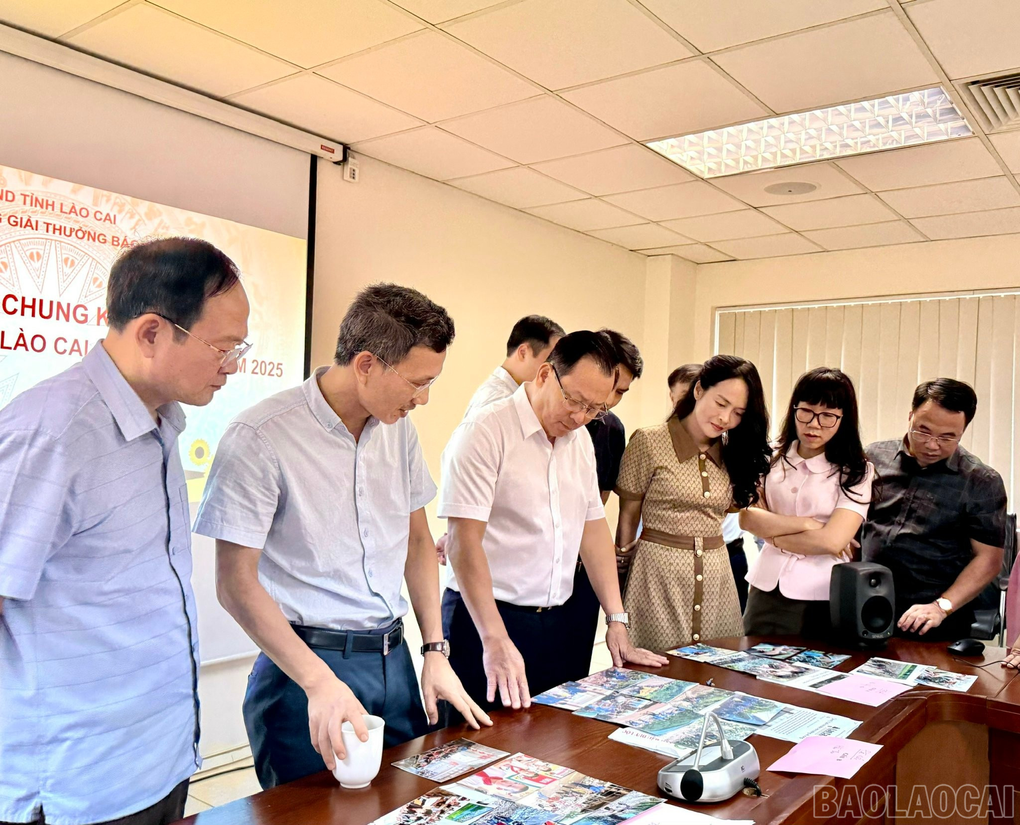 Hội đồng xét tặng Giải thưởng Báo chí Lào Cai lần thứ 16 chấm giải các tác phẩm báo ảnh. baolaocai-br_z6644820728918-904c7fefe7b38f44bced63d7a89ae7c9.jpg