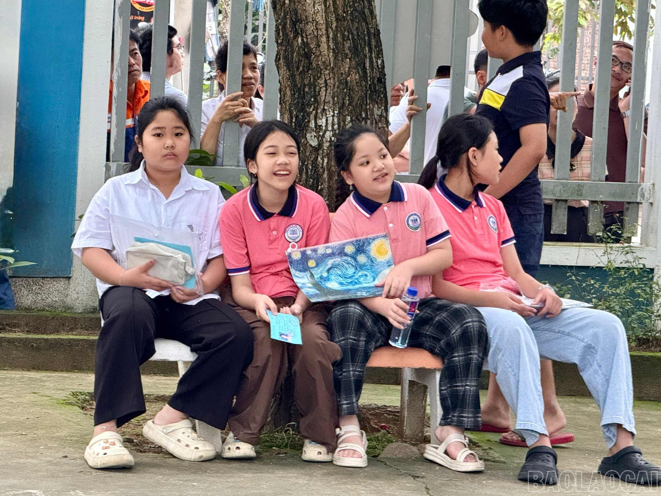 Dès le petit matin, les élèves et les parents étaient présents sur les lieux d'examen des écoles secondaires Le Quy Don et Ly Tu Trong en attendant l'heure de l'examen. baolaocai-br_z6642827334725-a92e9eebc178bd131f63b2e6ae0984e0.jpg