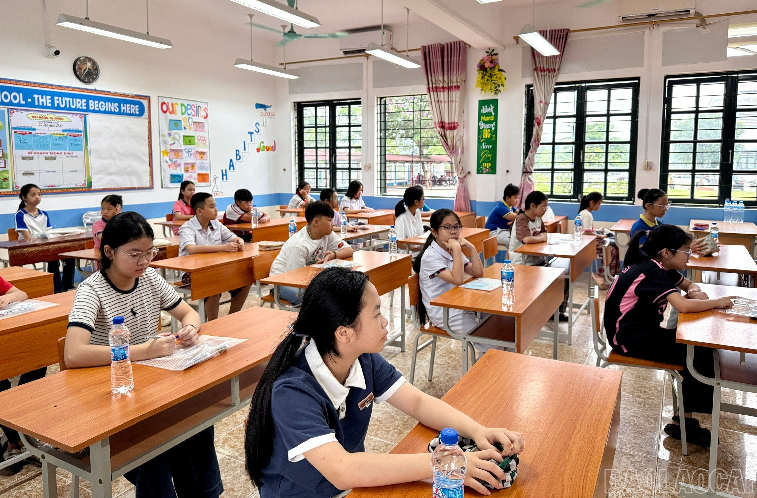 Les candidats sont prêts à passer le test d'aptitude pour s'inscrire dans la liste des écoles clés de la ville de Lao Cai. baolaocai-br_z6642827407019-f6f2b54eda5afa956178b56265669a40.jpg