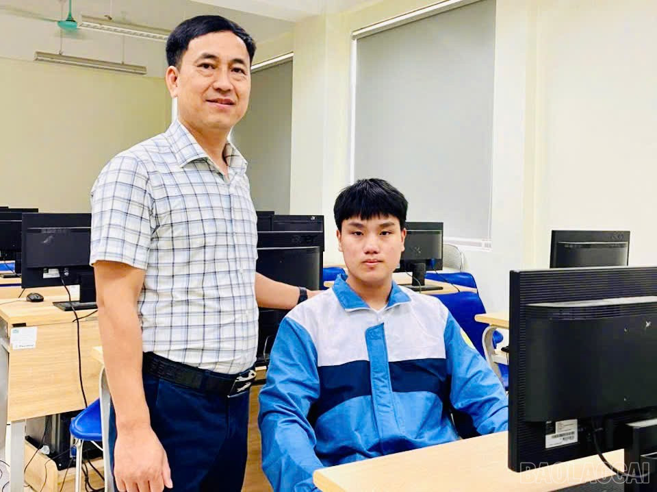 Neben seinem persönlichen Einsatz erhält Nguyen Huy Phong stets Anleitung von seiner Klassenlehrerin Mai Hong Kien, die auch als Lehrerin für hervorragende Schüler im Fach Informationstechnologie tätig ist. baolaocai-br_z6644729012501-7170cf3178770f0639dfaa457c6d226a.jpg