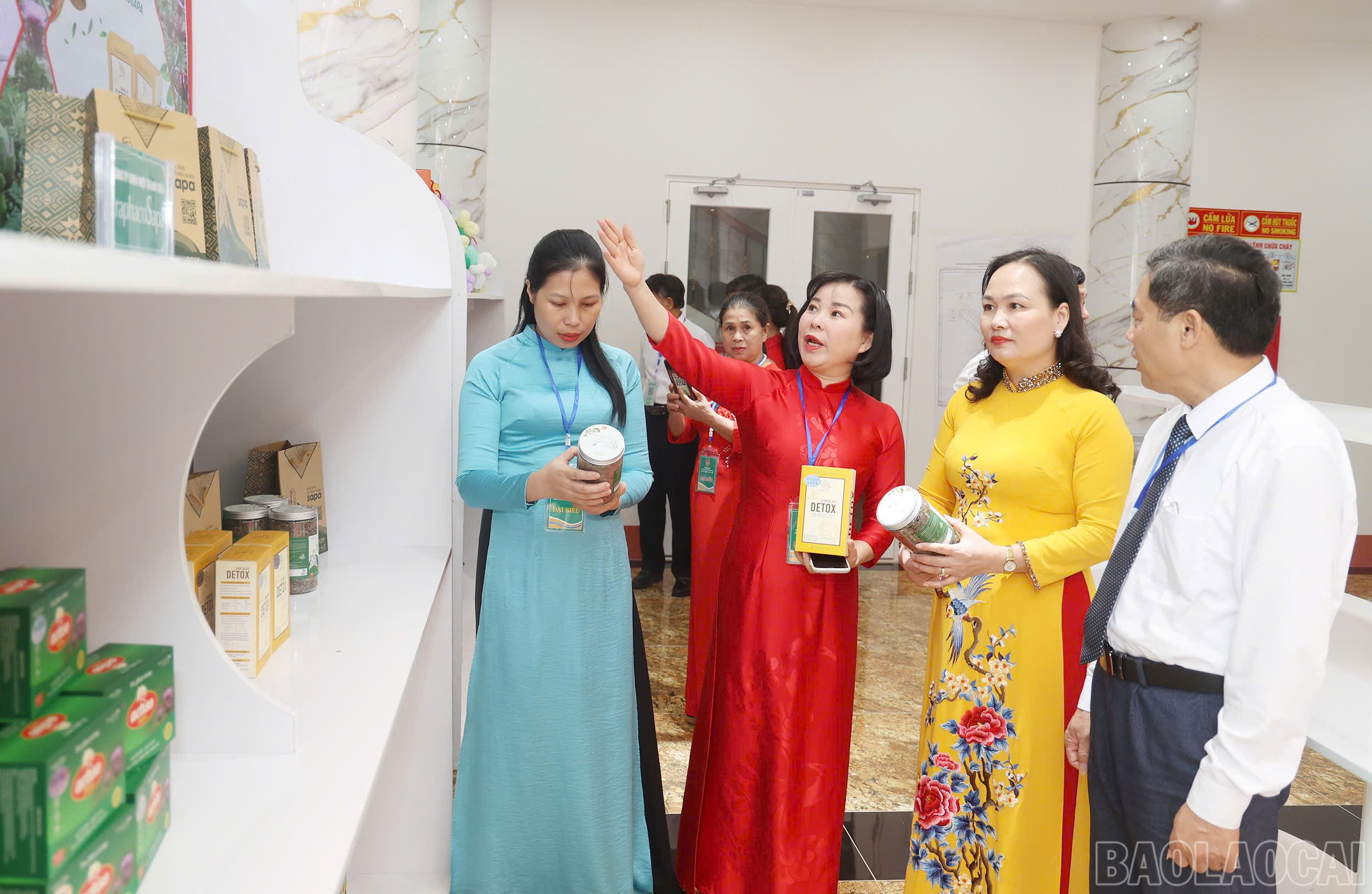 Các đại biểu tham quan khu trưng bày sản phẩm của nông dân phường Lào Cai. baolaocai-br_z7142906268605-a592d0d5afc5f43ac23bc28304366a46.jpg