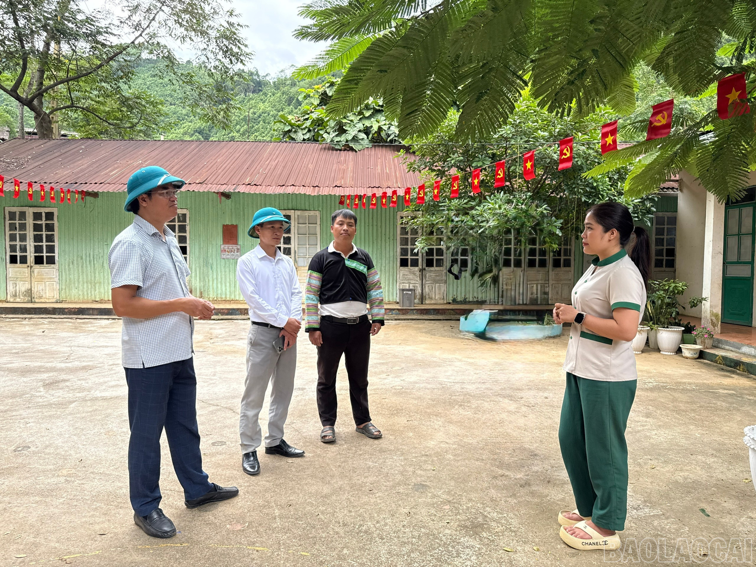 Ông Đỗ Cao Quyền - Chủ tịch UBND xã Mỏ Vàng (ngoài cùng bên trái ảnh) thăm nắm tình hình tại thôn Khe Lóng 3. baolaocai-br_z7142157810288-9fb97d7962b1a6d03c15a41f98330eaf.jpg