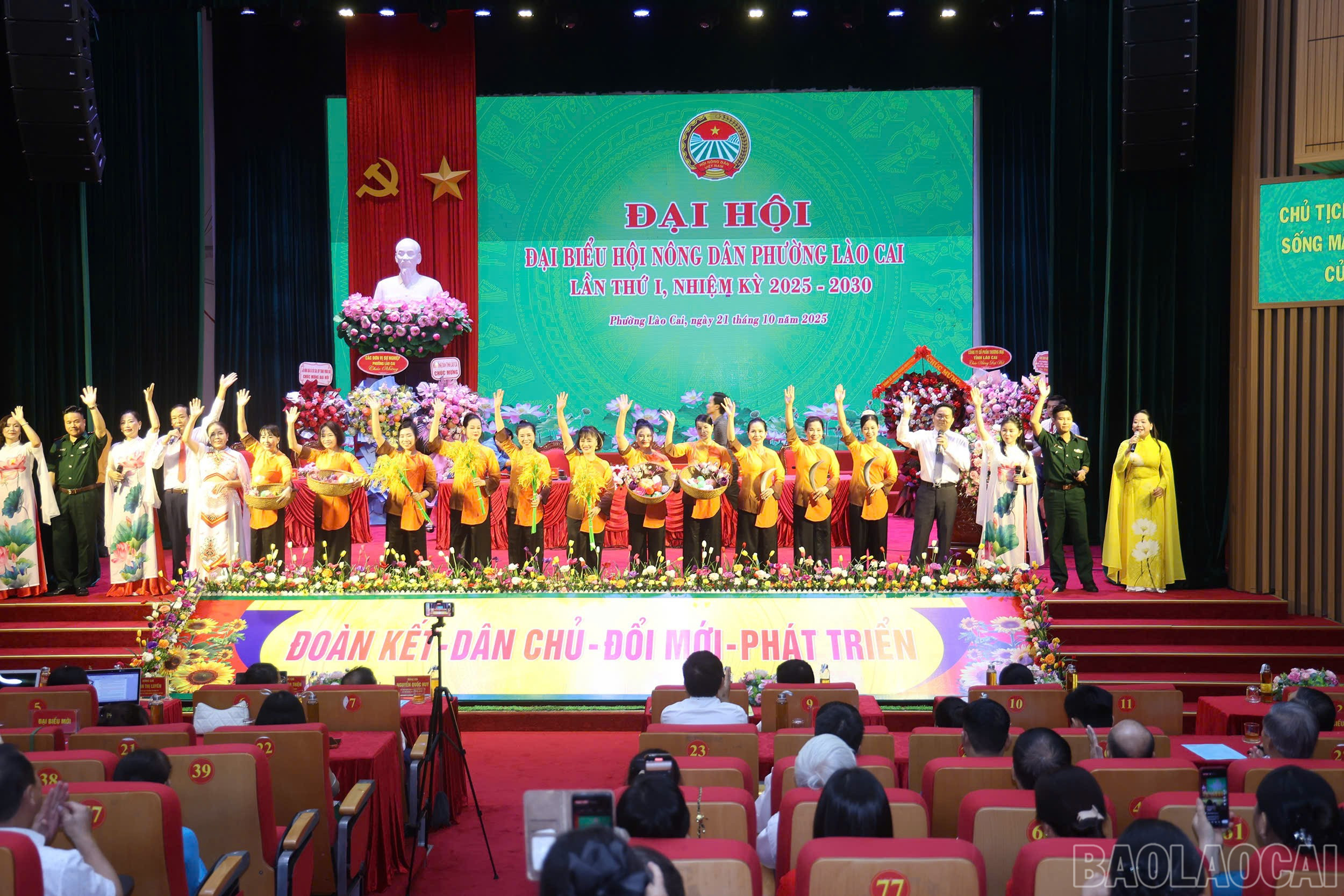 Tiết mục văn nghệ chào mừng đại hội. baolaocai-br_z7142906713643-216a2e5042abaa19796ead94062380b8.jpg