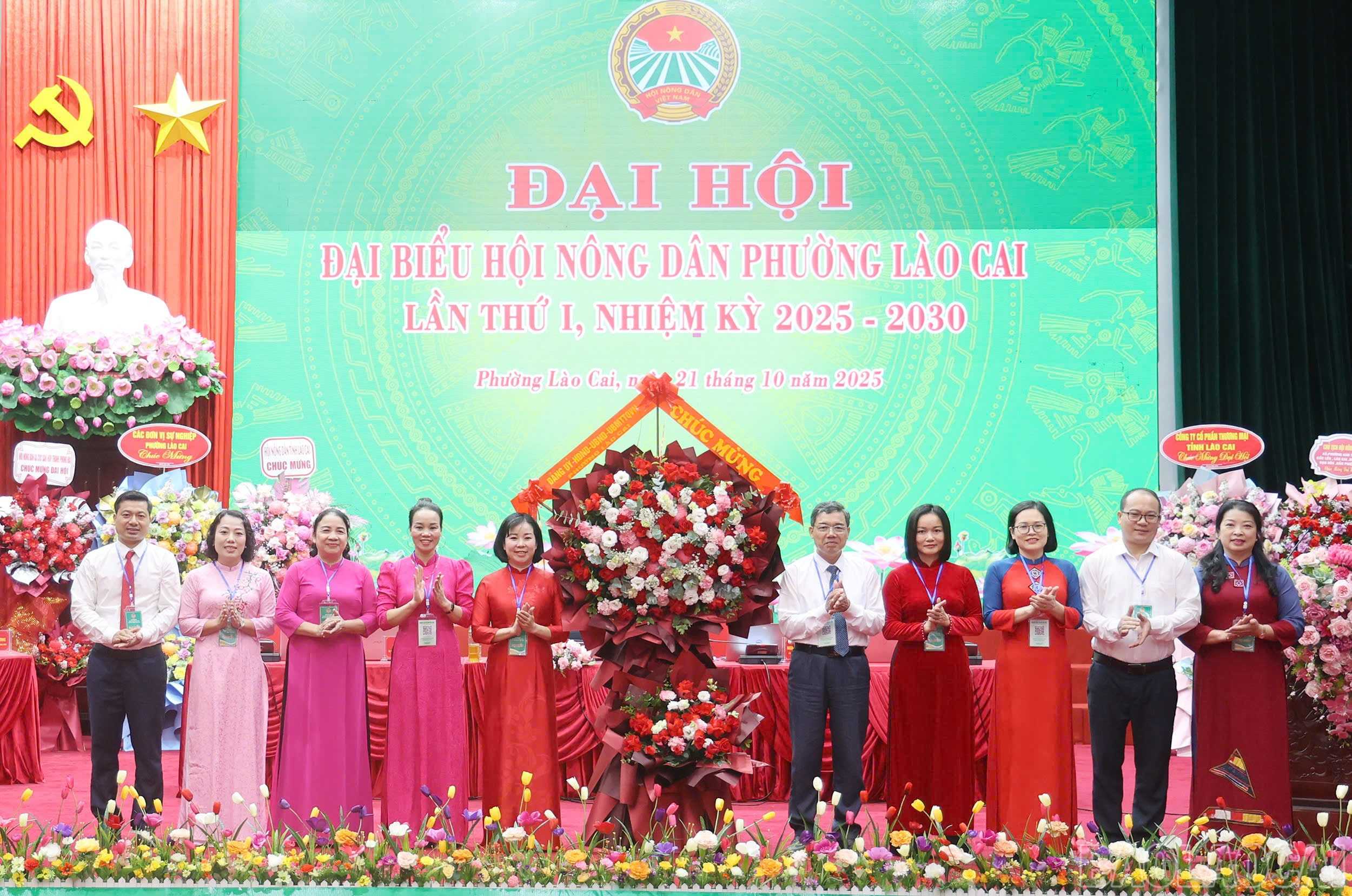 Lãnh đạo Đảng ủy, HĐND, UBND, Ủy ban MTTQVN phường Lào Cai tặng hoa chúc mừng đại hội. baolaocai-br_z7142907087222-61a1467e33c3dde0edcd542121af33c6.jpg