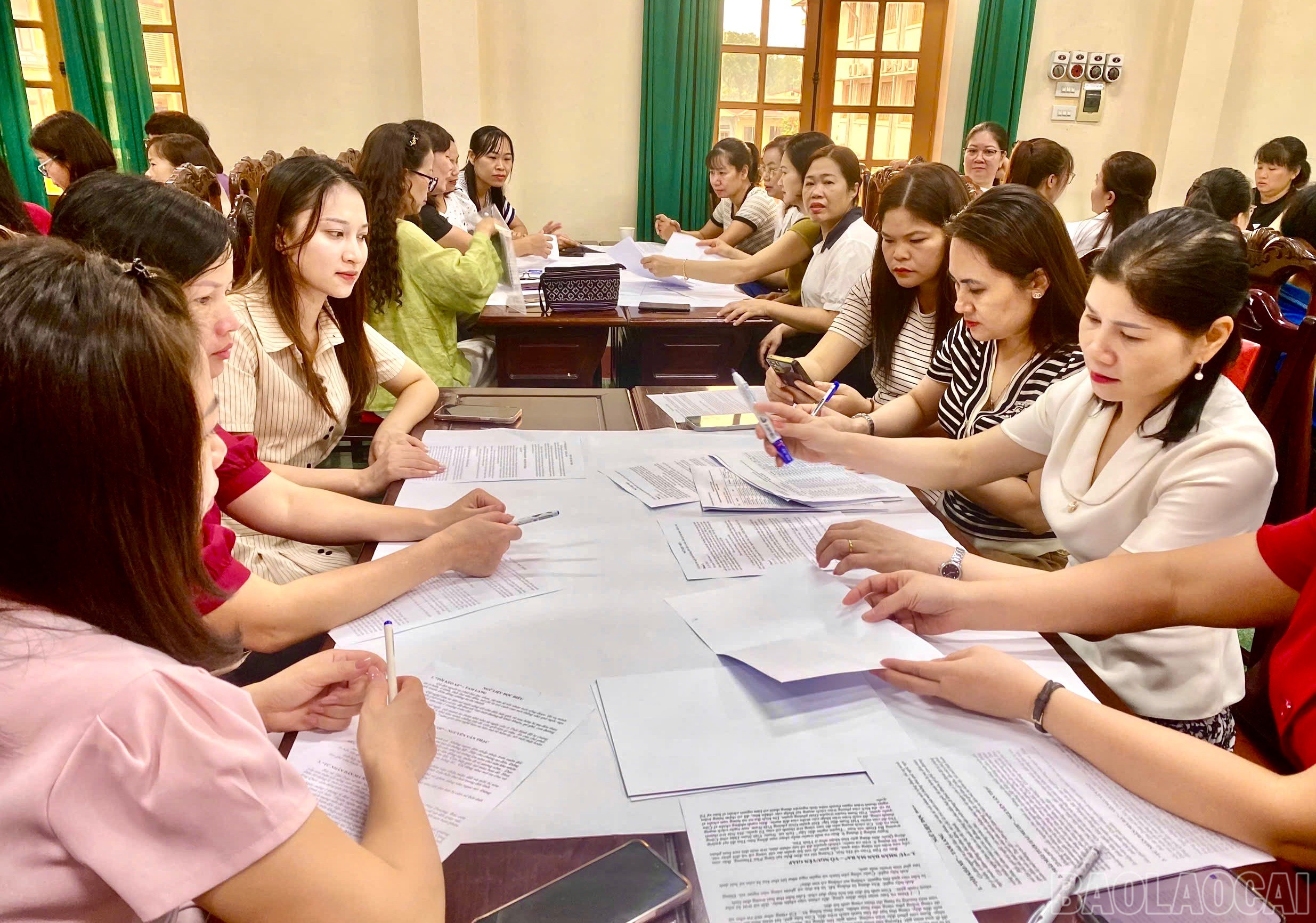 Các hoạt động thảo luận, trao đổi chuyên môn được triển khai tại các lớp bồi dưỡng. baolaocai-br_z6937210878252-decc206d0d50bf9580badd912c2b15d6.jpg