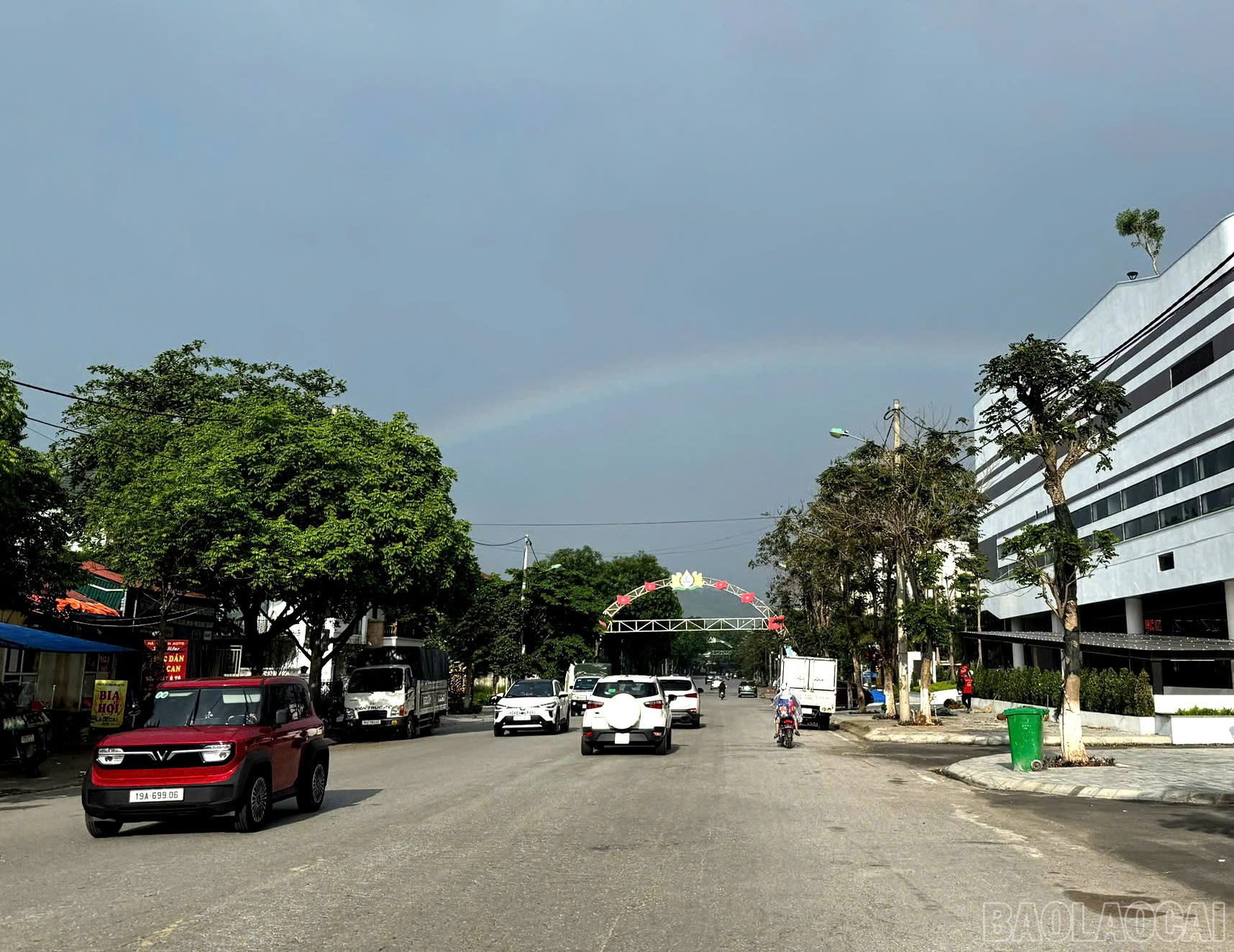 Phía trên cổng chào thứ 2 ở đường Võ Nguyên Giáp, phường Bắc Cường là "cổng chào" cầu vồng. baolaocai-br_z6604623105201-3f5bc8876f3b3b4c0abf3d4d41151093.jpg