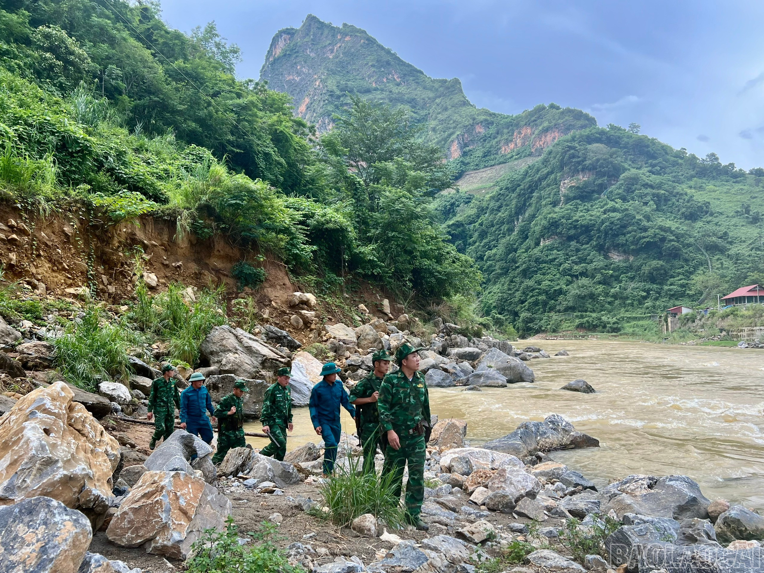 Cán bộ, chiến sĩ Đồn Biên phòng Si Ma Cai phối hợp với lực lượng địa phương tuần tra biên giới. baolaocai-br_z6604878177729-d92a48a7ffe55ee06e5e7fca4ca12b25.jpg