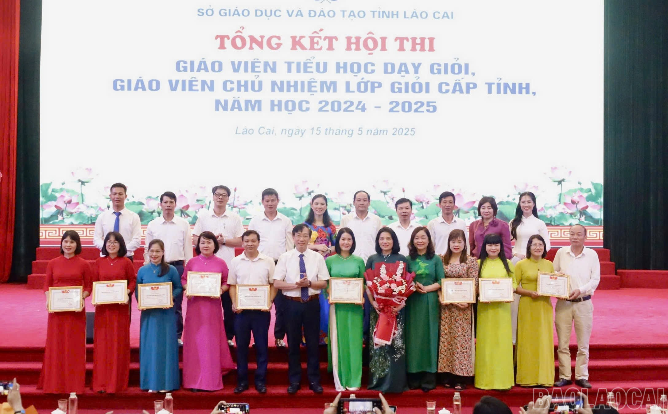 Trao giải toàn đoàn cho các đơn vị dự thi. baolaocai-br_z6604010660893-53c354b5969f82046e02defa51ad16df.jpg