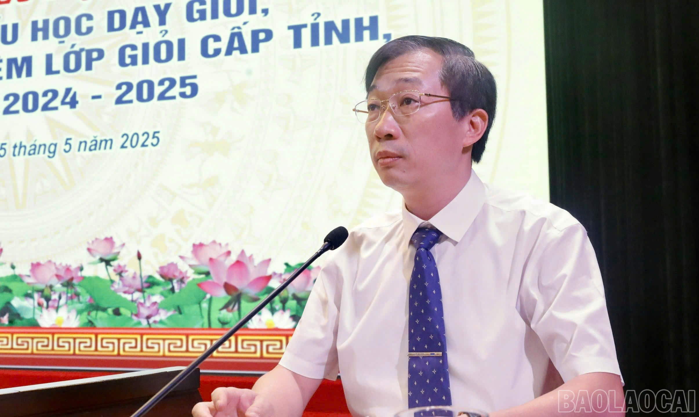 Ông Nguyễn Minh Thuận, Phó Giám đốc Sở Giáo dục và Đào tạo thông tin kết quả hội thi. baolaocai-br_z6604010631454-29a8f5f37cc1044f7f0387f886e858f4.jpg