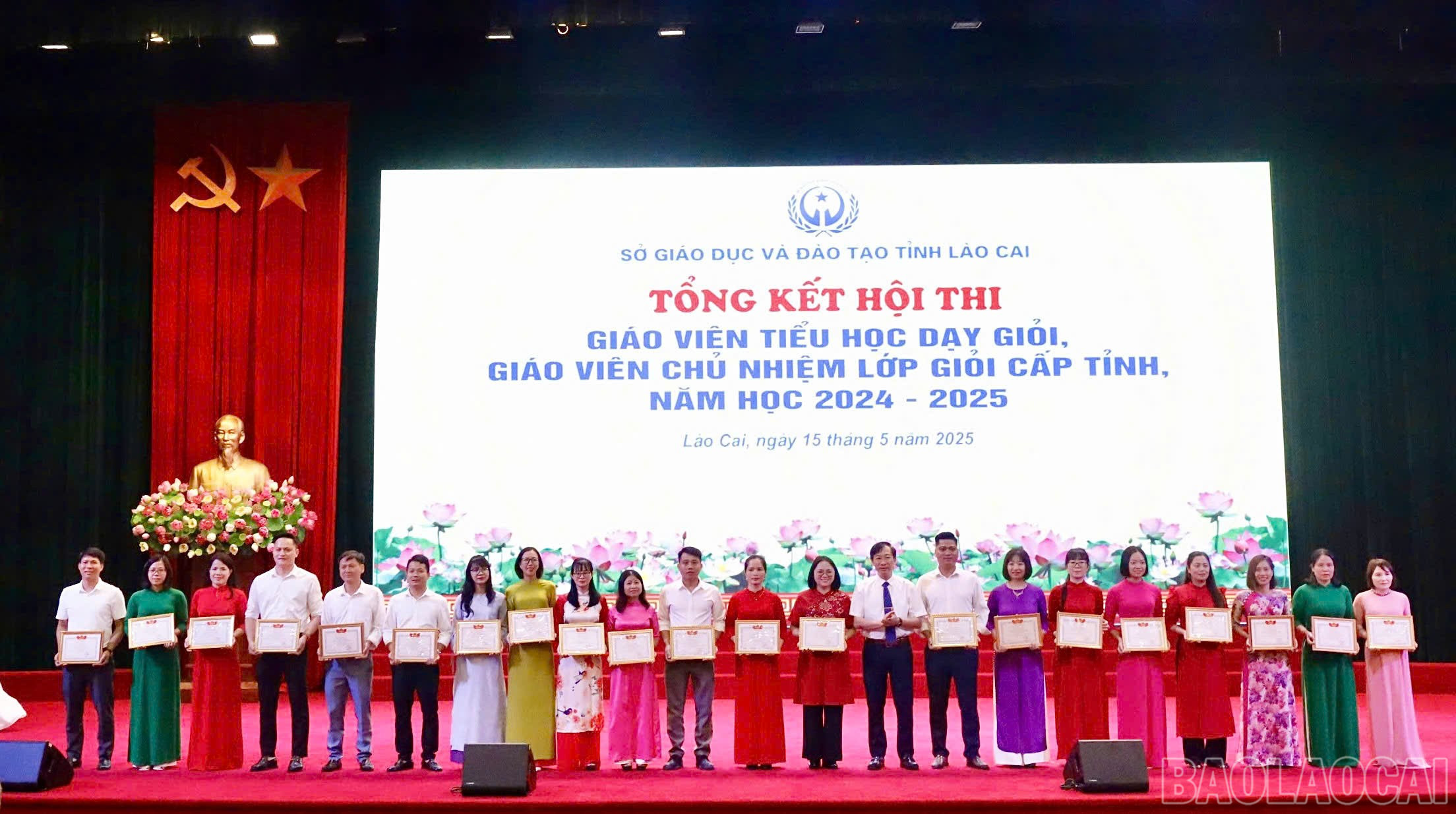 Trao giải cho các cá nhân đoạt giải. baolaocai-br_z6604010673378-2c09d95284c96e254f1608a8c80a8ad6.jpg