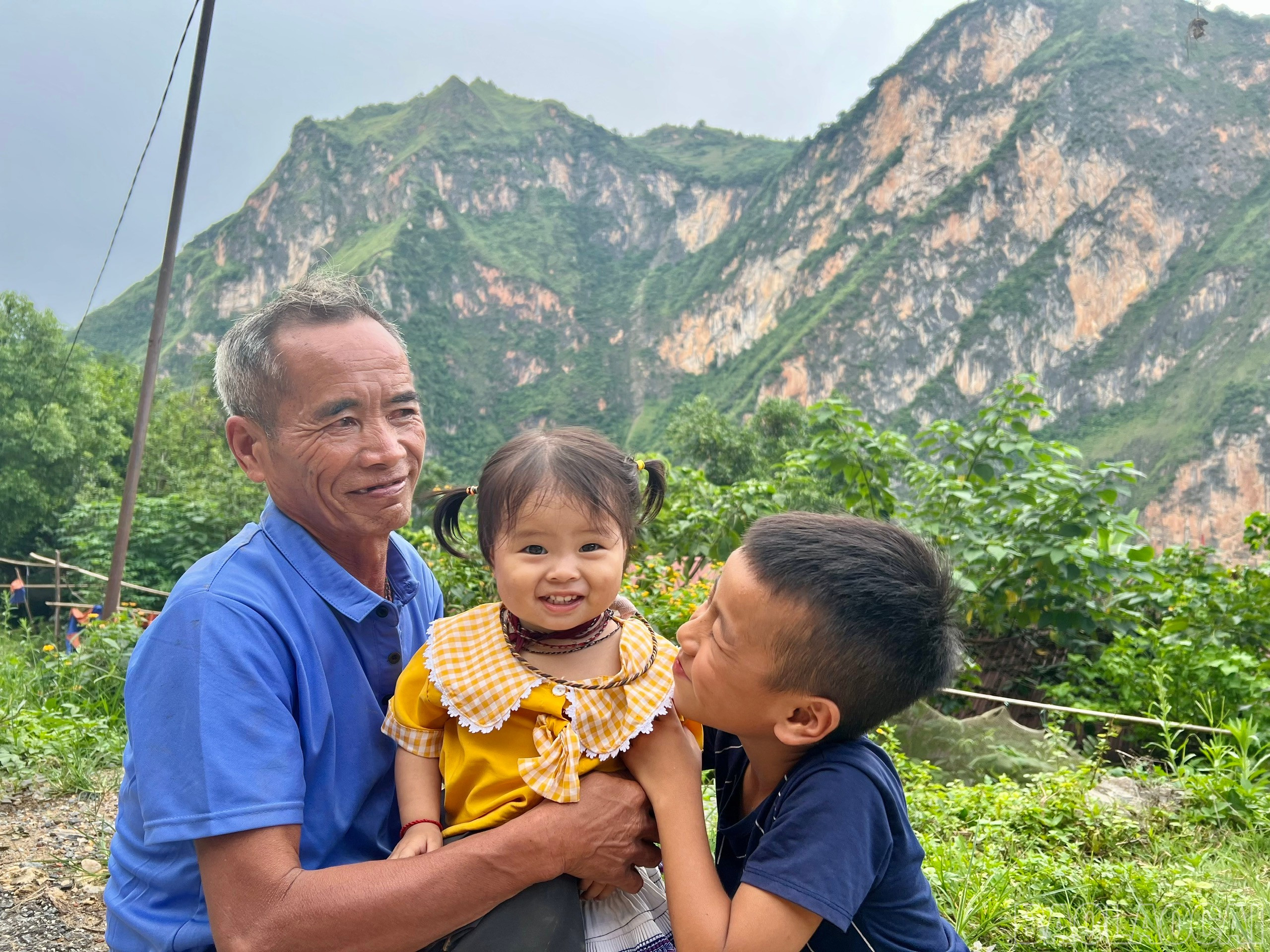 Em bé ở thôn biên giới Lù Dì Sán, xã Sán Chải ấm ấp trong vòng tay của ông và anh trai. baolaocai-br_z6604879235919-16d8eb594e86463a73bdaf4f37d6d709.jpg