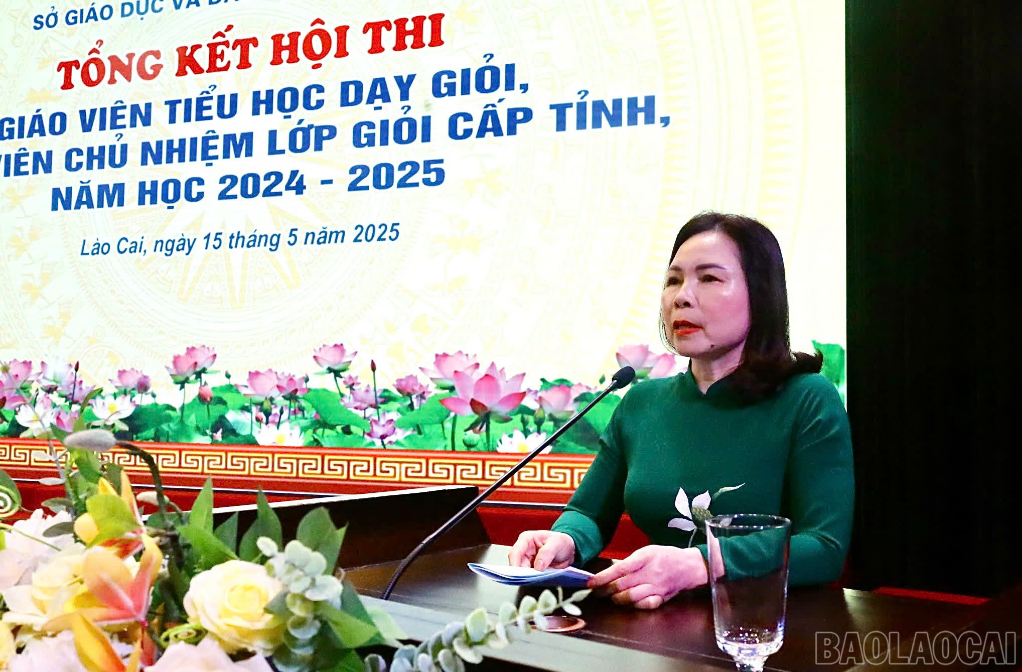 Bà Dương Bích Nguyệt, Giám đốc Sở Giáo dục và Đào tạo biểu dương các nhà giáo tham dự hội thi. baolaocai-br_z6604010648674-97f69268abf53aae15b34130505195ee.jpg