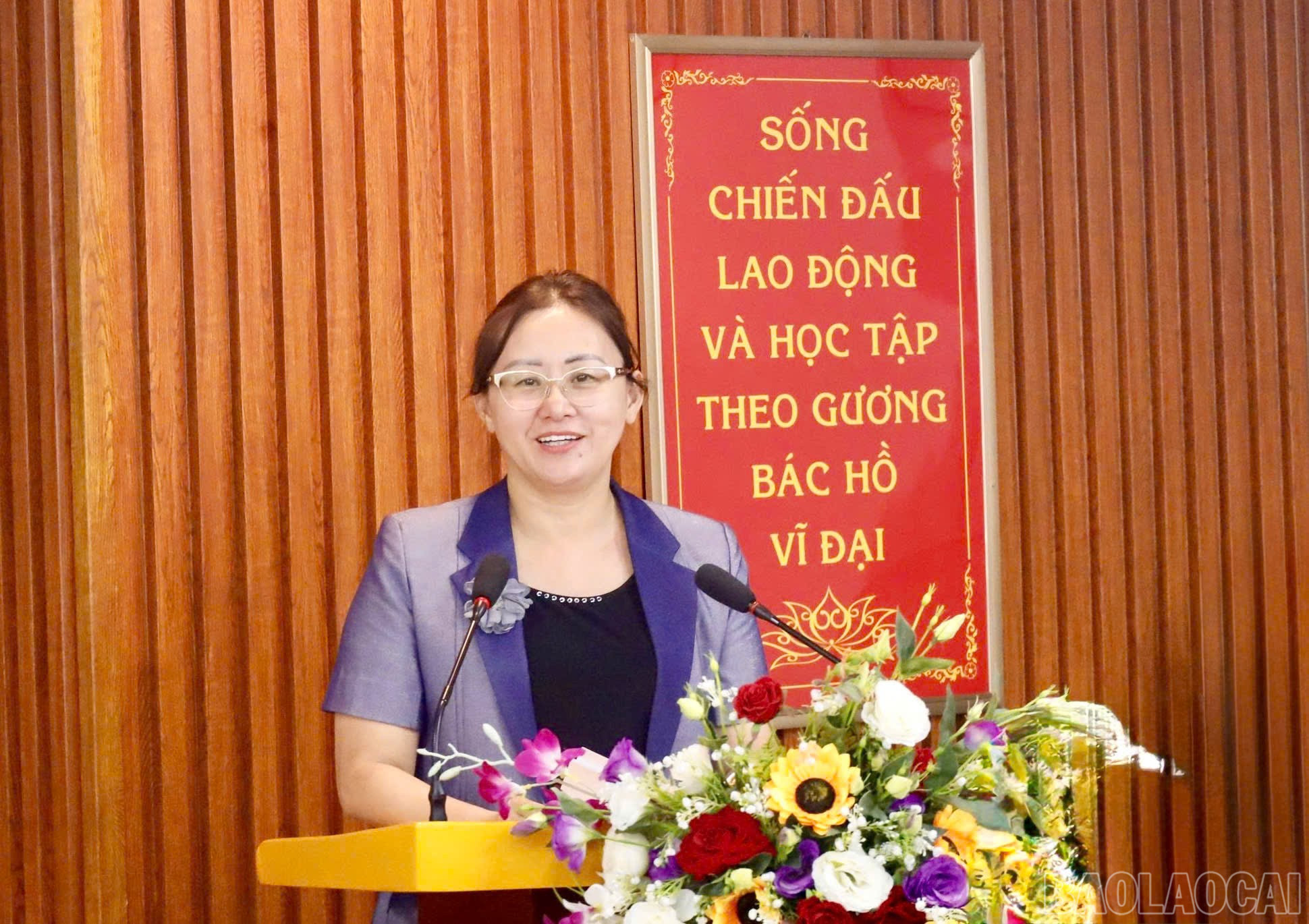 Đồng chí Giàng Thị Dung, Ủy viên Ban Thường vụ Tỉnh ủy, Bí thư Thành ủy Lào Cai, Chủ tịch Hội Khuyến học danh dự tỉnh phát biểu ý kiến. baolaocai-br_z6627357133562-ec733e473008f308d3aa4717e3eba1d7.jpg
