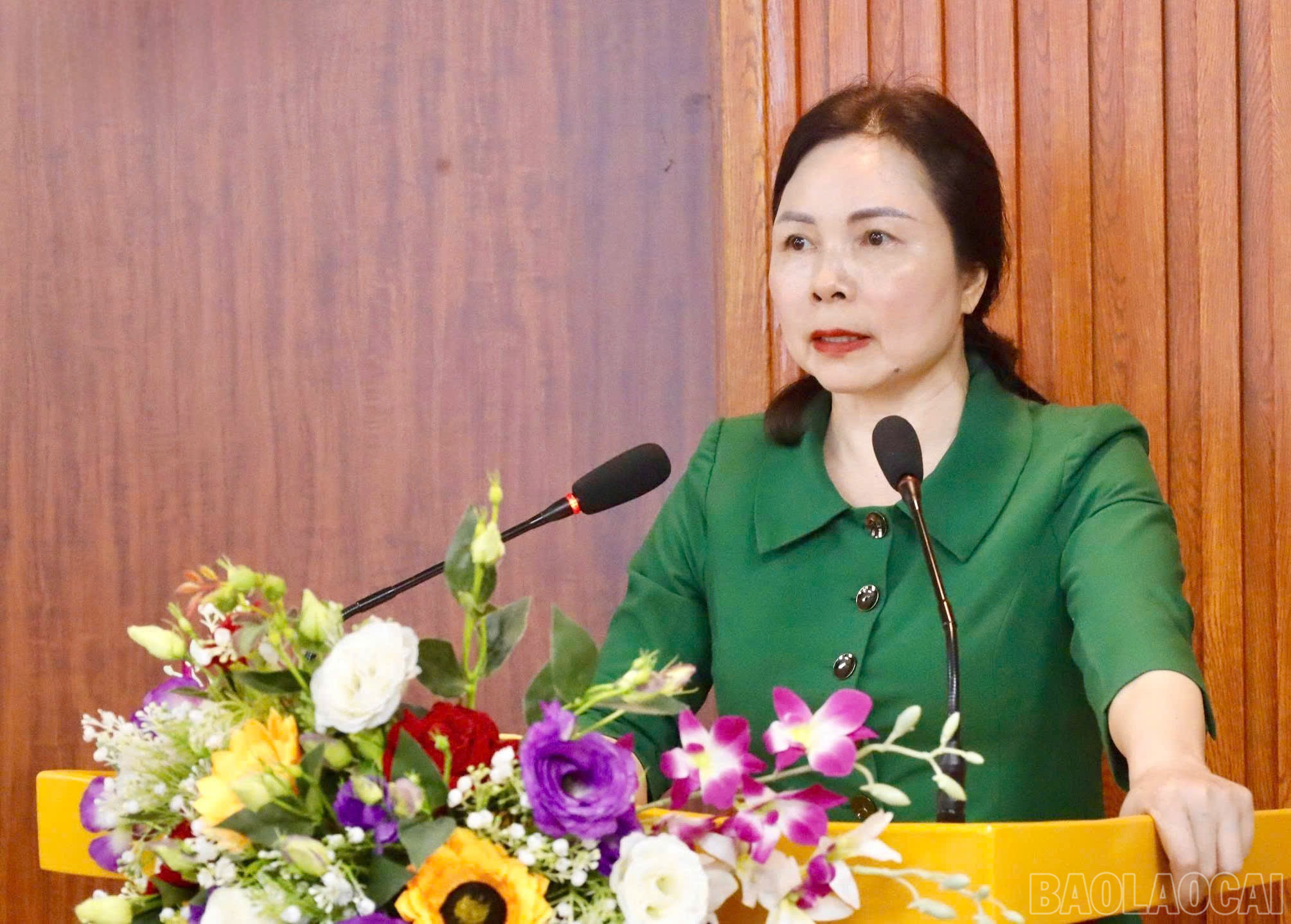 Đồng chí Dương Bích Nguyệt, Giám đốc Sở Giáo dục và Đào tạo, Chủ tịch Hội Khuyến học tỉnh phát biểu ý kiến. baolaocai-br_z6627357107756-8d78914f3a2ed18e4e5ae1668c05c9a4.jpg