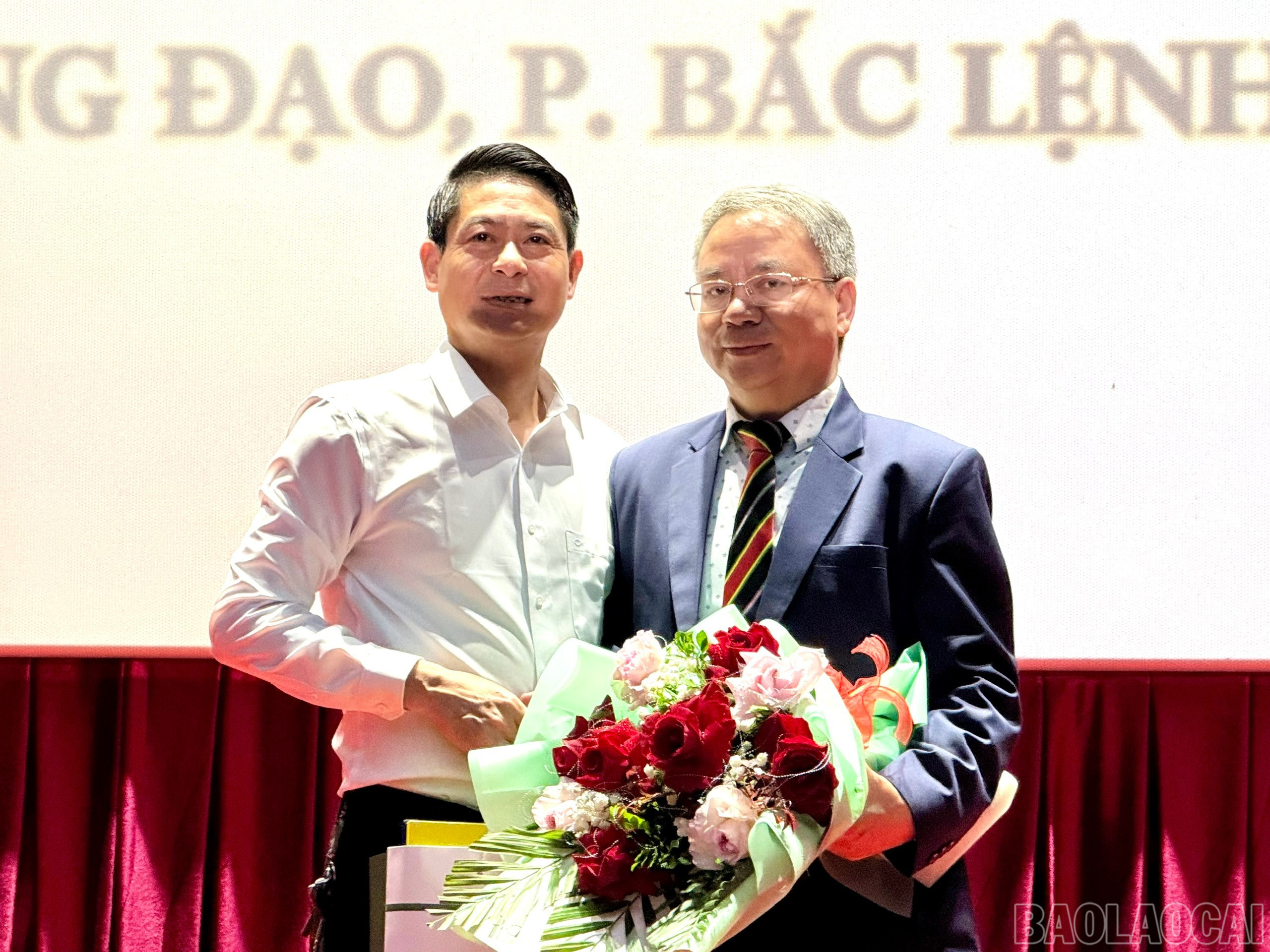 Lãnh đạo Sở Văn hóa, Thể thao và Du lịch tỉnh tặng hoa cảm ơn ông S.Chinpau Ngaihte. baolaocai-br_z6409310984103-6eeb7f8e2ebef5e34f5d97cd218bc325.jpg