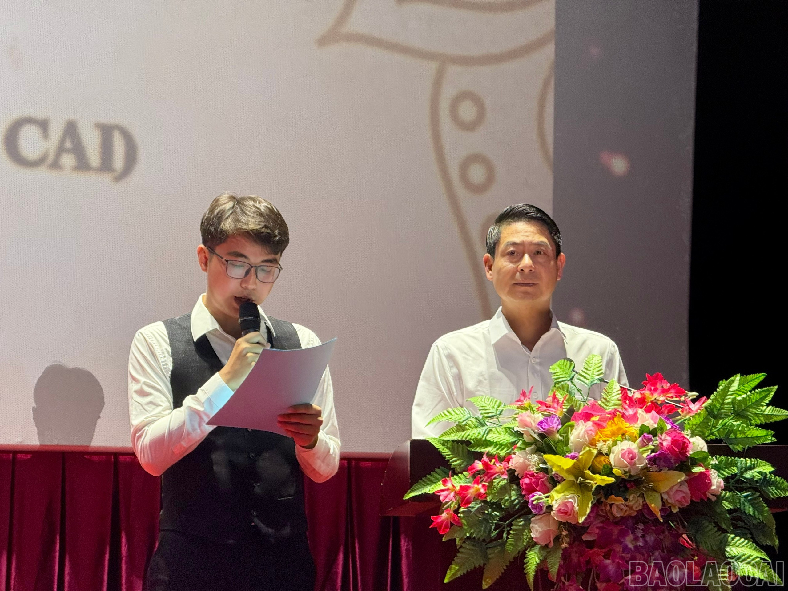 Ông Nguyễn Thái Hòa, Phó Giám đốc Sở Văn hóa, Thể thao và Du lịch tỉnh phát biểu khai mạc Liên hoan. baolaocai-br_z6409311647166-513704489342c1decffb11d1175f2b8c.jpg