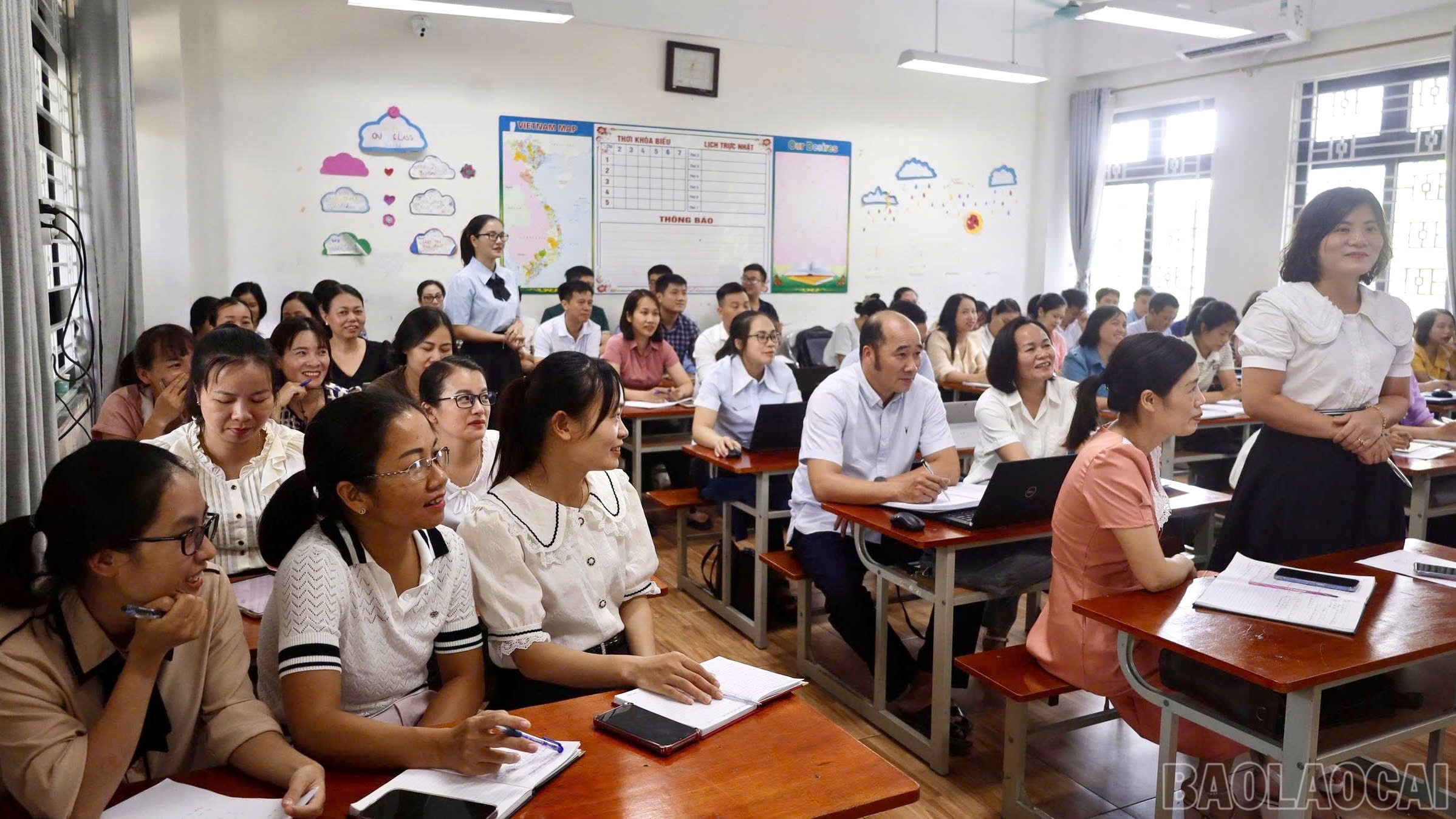 Các học viên tham gia tập huấn là cán bộ cốt cán các khối THCS ở các trường học, địa phương. baolaocai-br_z6911215400957-1f4be39ade8f5d6cfd40007327b2d842.jpg