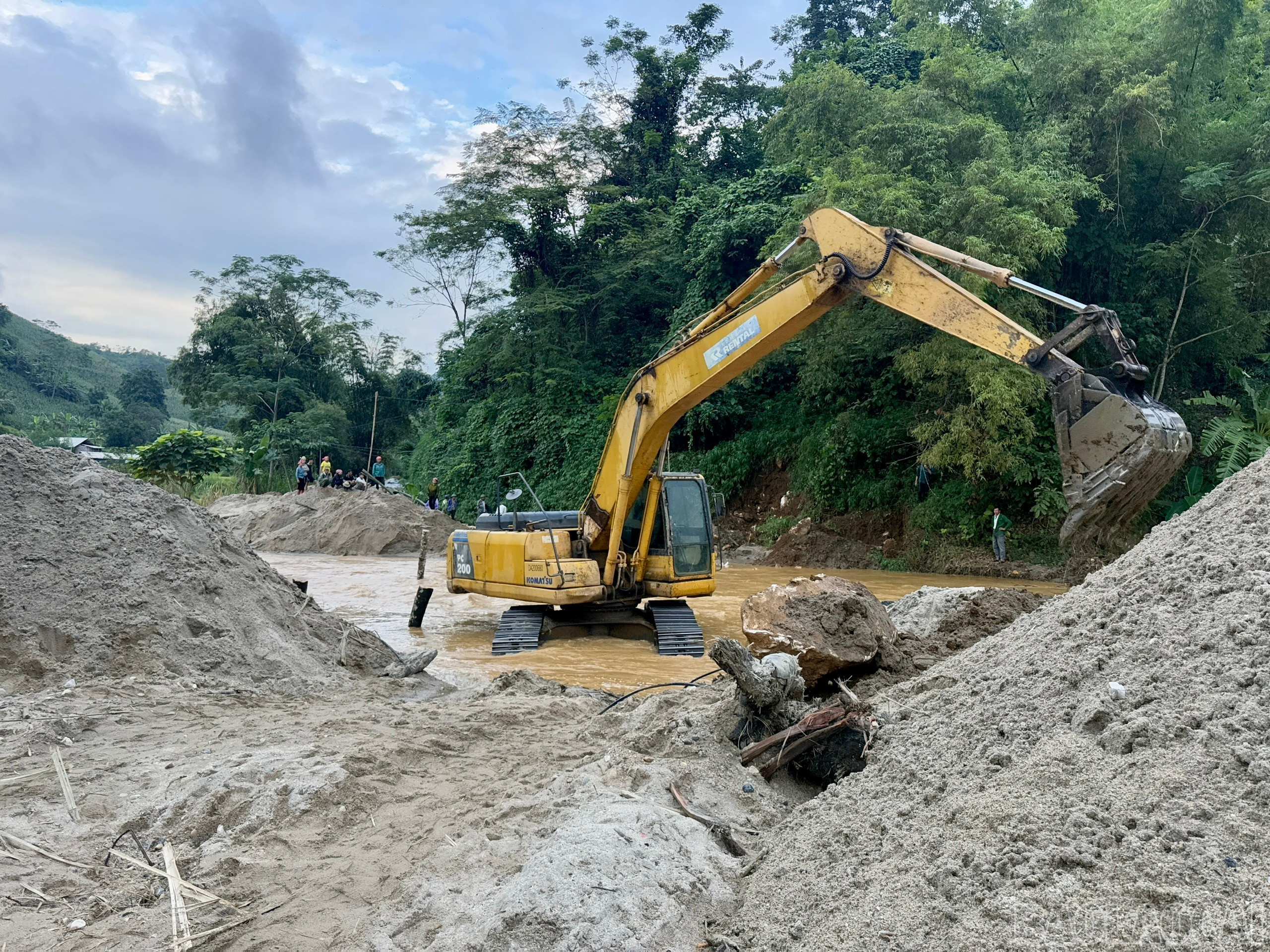 UBND xã Văn Bàn huy động máy móc gia cố chân cầu tạm. baolaocai-br_z7119524051636-9c90f918fa281c06f78319d65f494b43.jpg