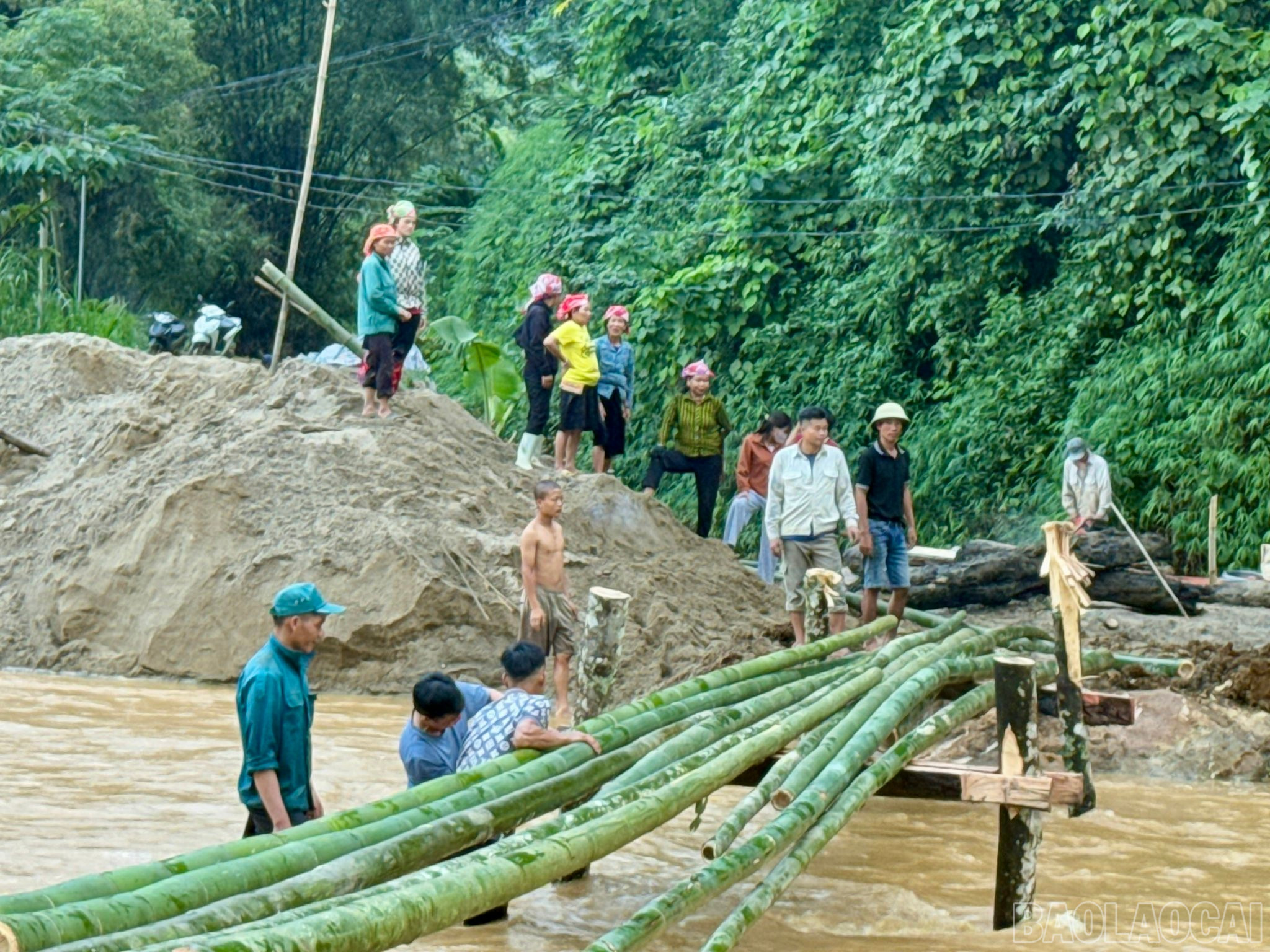 Các lực lượng xã Văn Bàn và người dân thôn Làng Chút chung tay làm cầu qua suối. baolaocai-br_z7119519689067-6acade8a7064f22f67fc849a2f1679c0.jpg